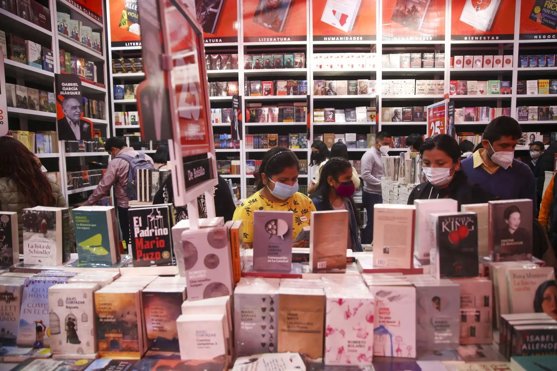 Si lo que buscas es economizar y encontrar ejemplares clásicos y baratos puedes optar por la distribuidora Gutiérrez en el stand 75 que tienen libros de segunda mano. Foto: ANDINA/ Carla Patiño