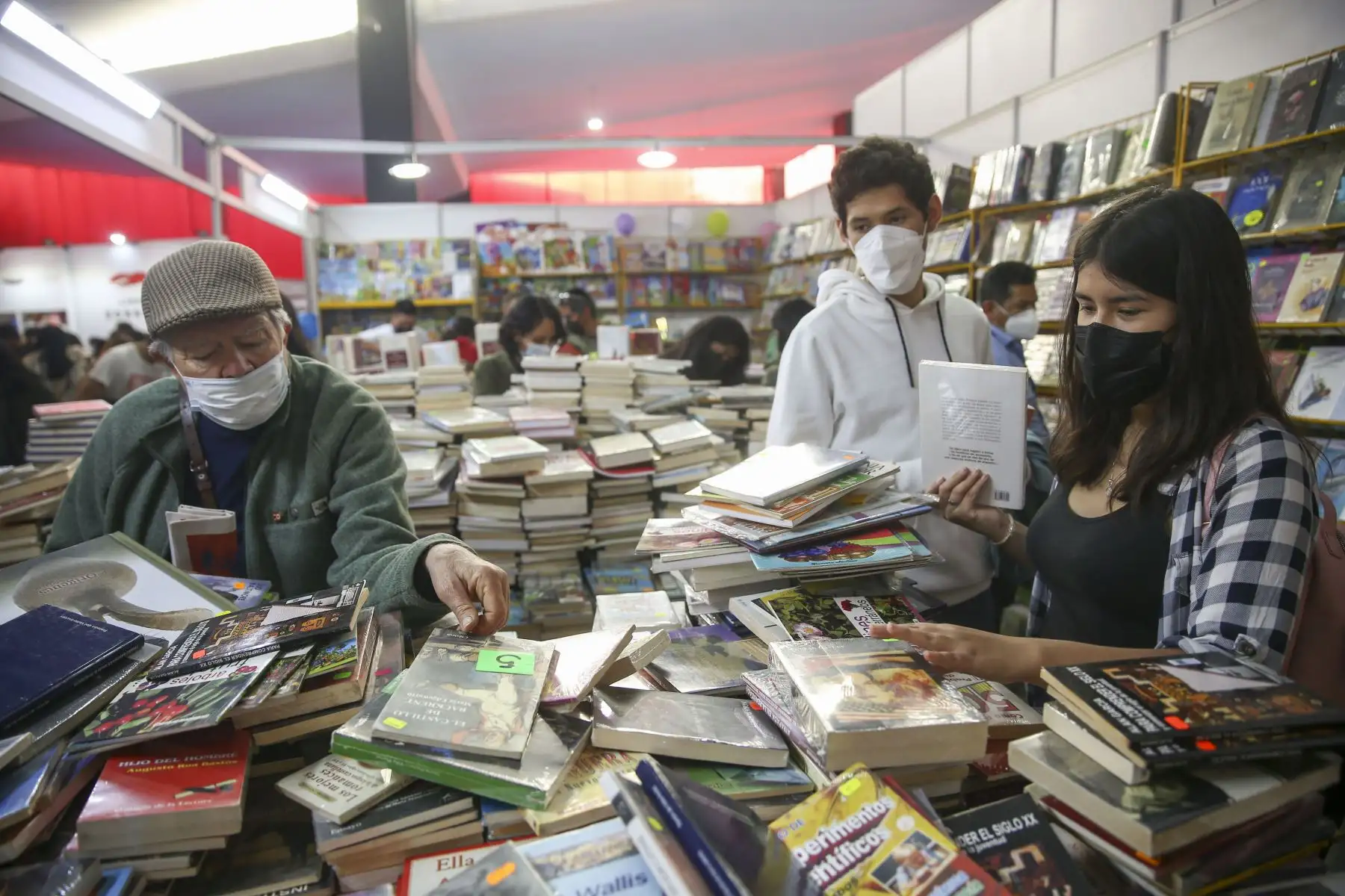 Si lo que buscas es economizar y encontrar ejemplares clásicos y baratos puedes optar por la distribuidora Gutiérrez en el stand 75 que tienen libros de segunda mano. Foto: ANDINA/ Carla Patiño
