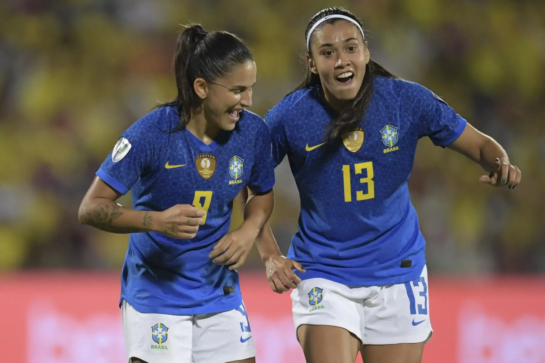 Debinha de Brasil celebra con Antonia de Brasil después de anotar contra Colombia durante el partido final del torneo de fútbol femenino de la Copa América Conmebol 2022 en el estadio Alfonso López en Bucaramanga, Colombia. Foto: AFP