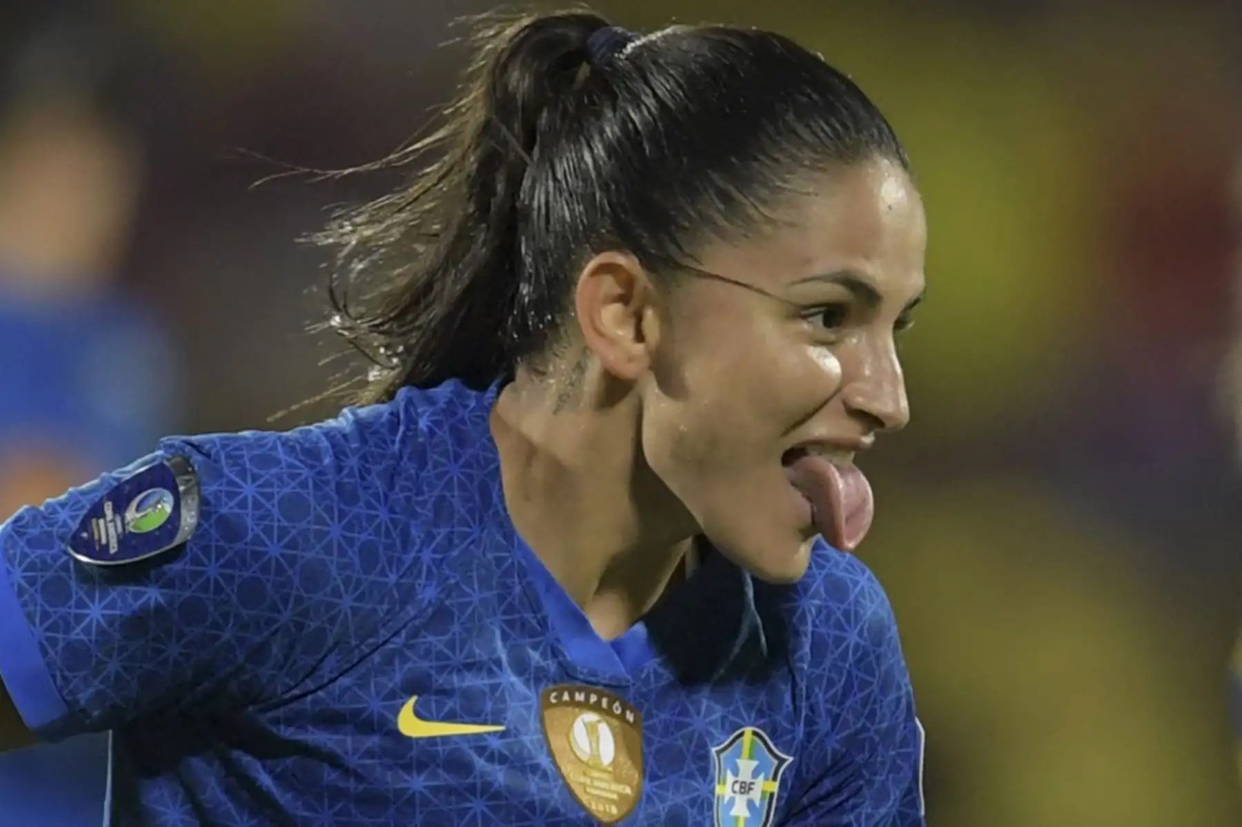 Debinha de Brasil celebra después de anotar contra Colombia durante el partido final del torneo de fútbol femenino de la Copa América Conmebol 2022 en el estadio Alfonso López en Bucaramanga, Colombia. Foto: AFP