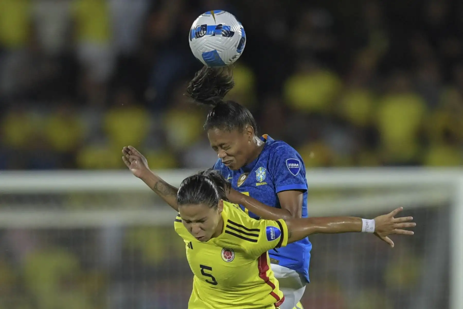 Lorena Bedoya de Colombia y Ary Borges de Brasil saltan por el balón durante el partido final del torneo de fútbol femenino de la Copa América Conmebol 2022 en el estadio Alfonso López en Bucaramanga, Colombia. Foto: AFP