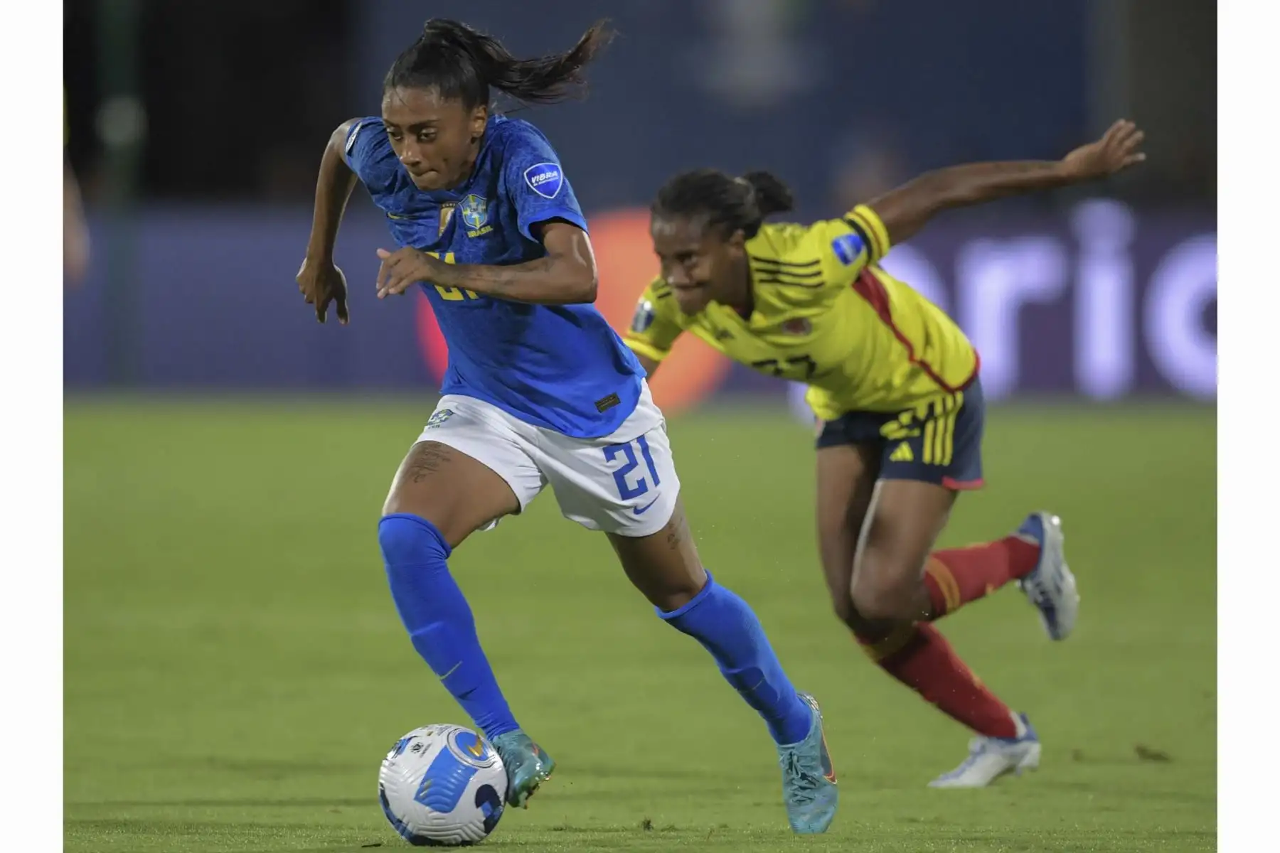 La brasileña Kerolin y la colombiana Daniela Caracas compiten por el balón durante el partido final del torneo de fútbol femenino de la Copa América Conmebol 2022 en el estadio Alfonso López en Bucaramanga, Colombia. Foto: AFP