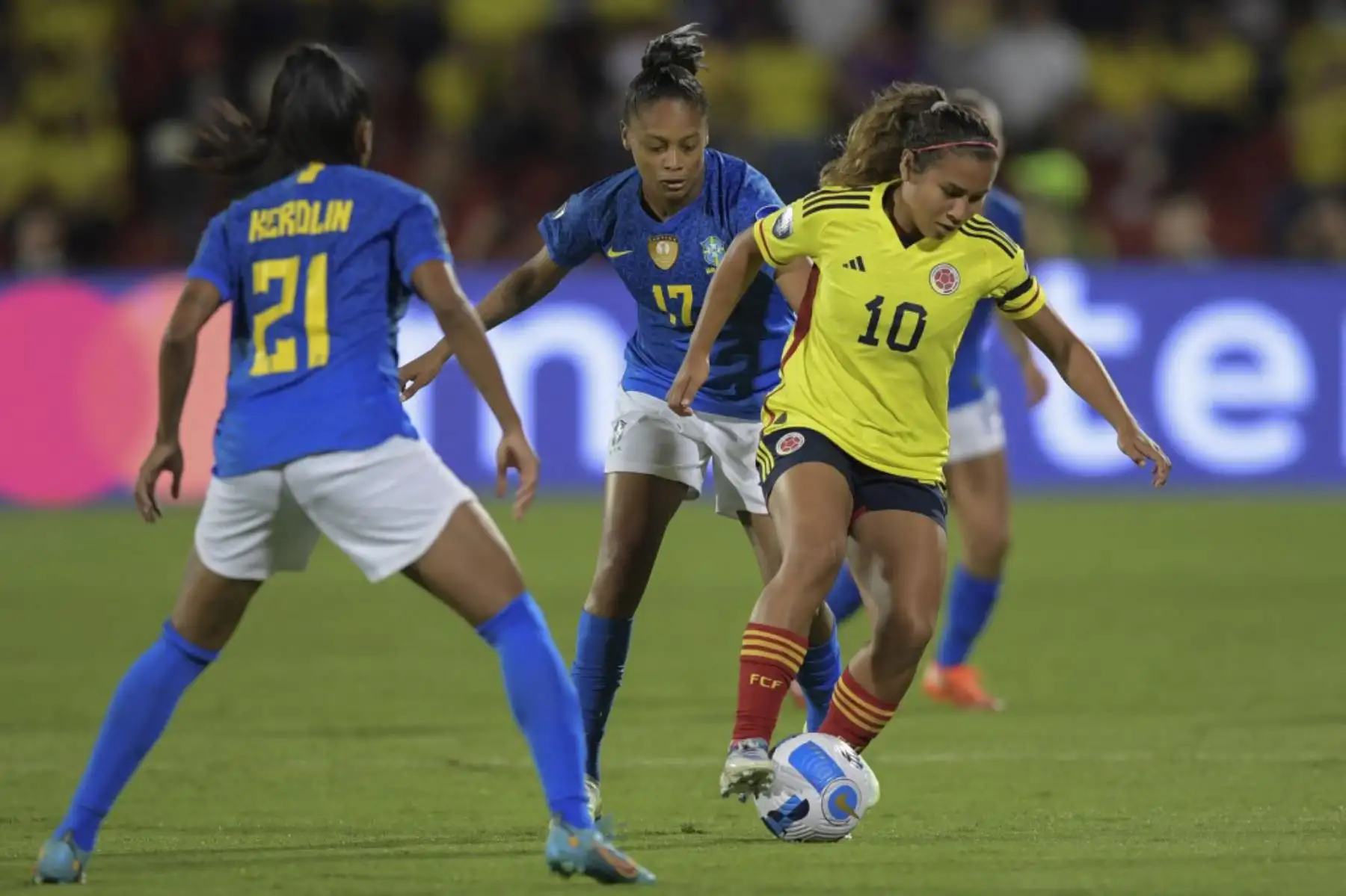 Ary Borges de Brasil y Leicy Santos de Colombia compiten por el balón durante el partido final del torneo de fútbol femenino de la Copa América Conmebol 2022 en el estadio Alfonso López en Bucaramanga, Colombia. Foto: AFP