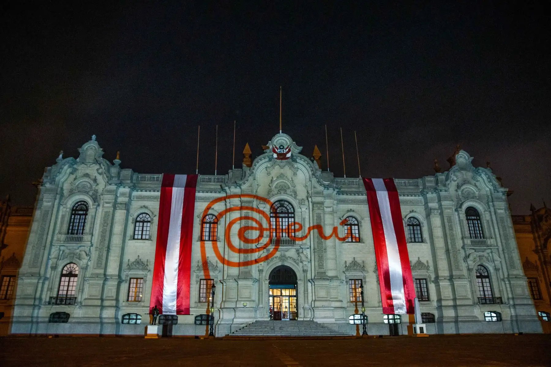 El presidente de la República, Pedro Castillo, participó de la proyección de "El Perú es sus regiones", una pieza audiovisual de los diferentes paisajes, tradiciones y escenarios de Perú, con el fin de difundir nuestra riqueza y diversidad. Foto: ANDINA/ Carla Patiño