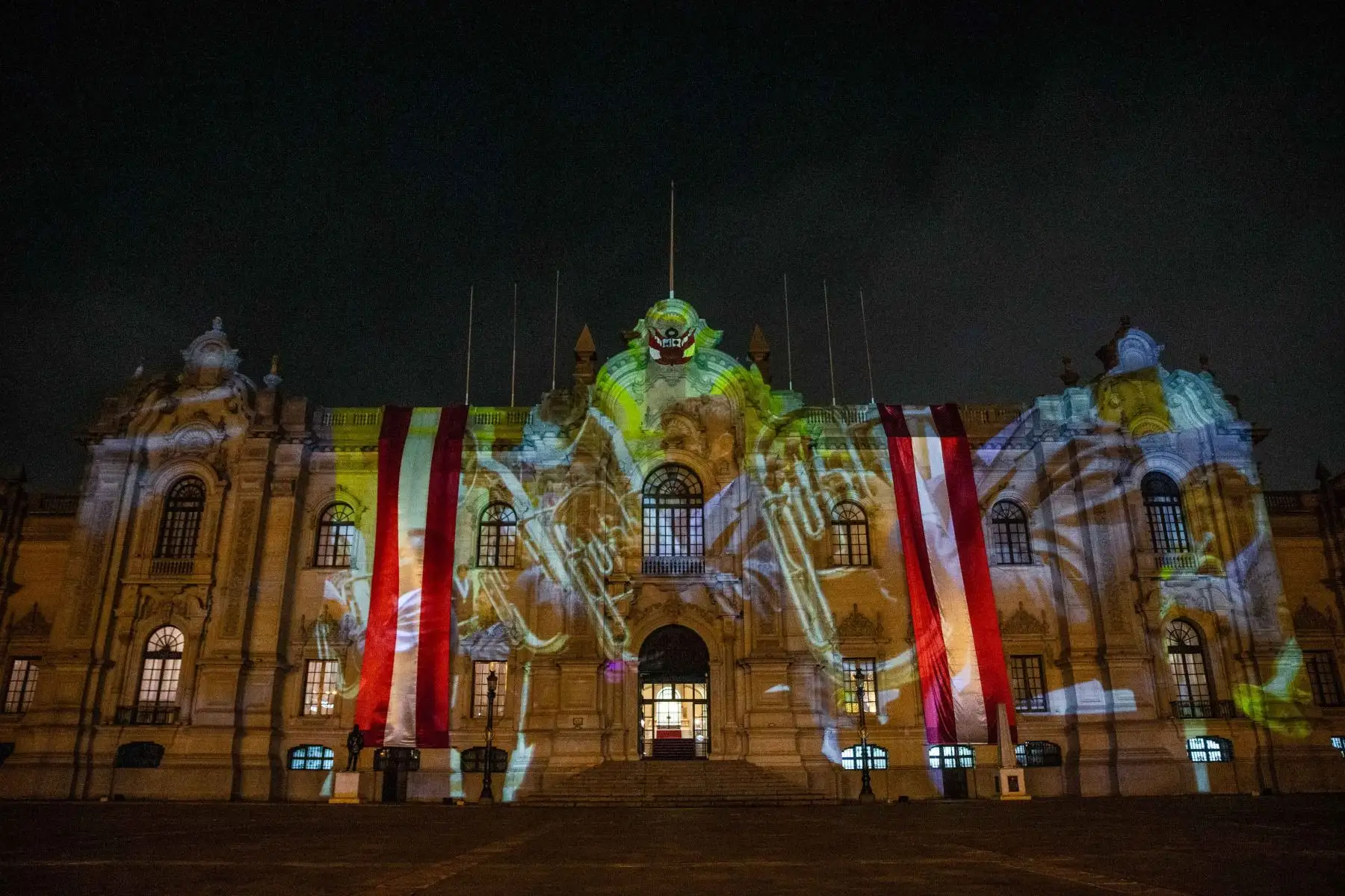 El presidente de la República, Pedro Castillo, participó de la proyección de "El Perú es sus regiones", una pieza audiovisual de los diferentes paisajes, tradiciones y escenarios de Perú, con el fin de difundir nuestra riqueza y diversidad. Foto: ANDINA/ Carla Patiño