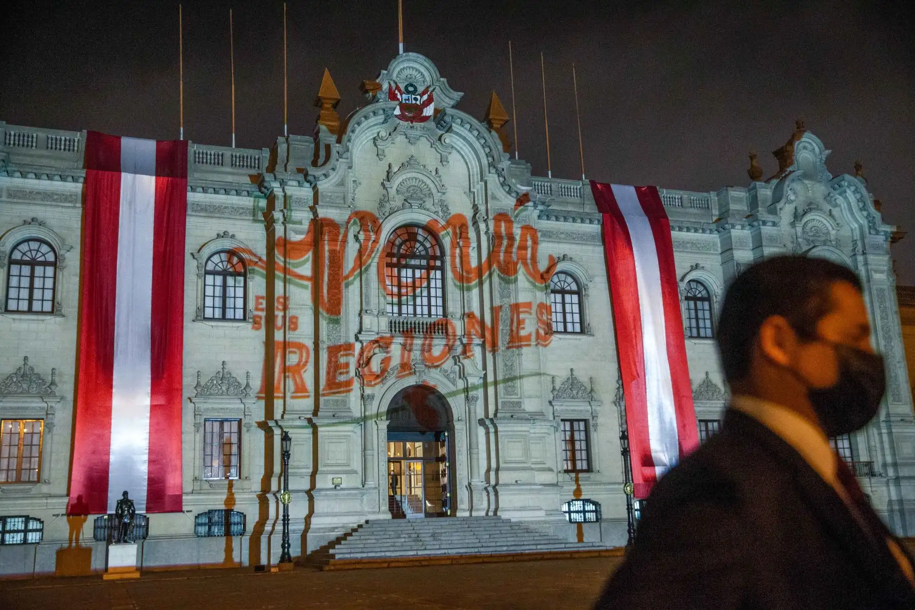 El presidente de la República, Pedro Castillo, participó de la proyección de "El Perú es sus regiones", una pieza audiovisual de los diferentes paisajes, tradiciones y escenarios de Perú, con el fin de difundir nuestra riqueza y diversidad. Foto: ANDINA/ Carla Patiño