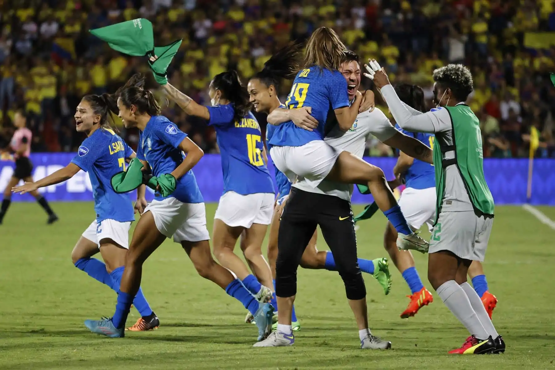 Jugadoras de Brasil celebran al ganar la final de la Copa América Femenina ante Colombia en el estadio Alfonso López en Bucaramanga. Foto: EFE