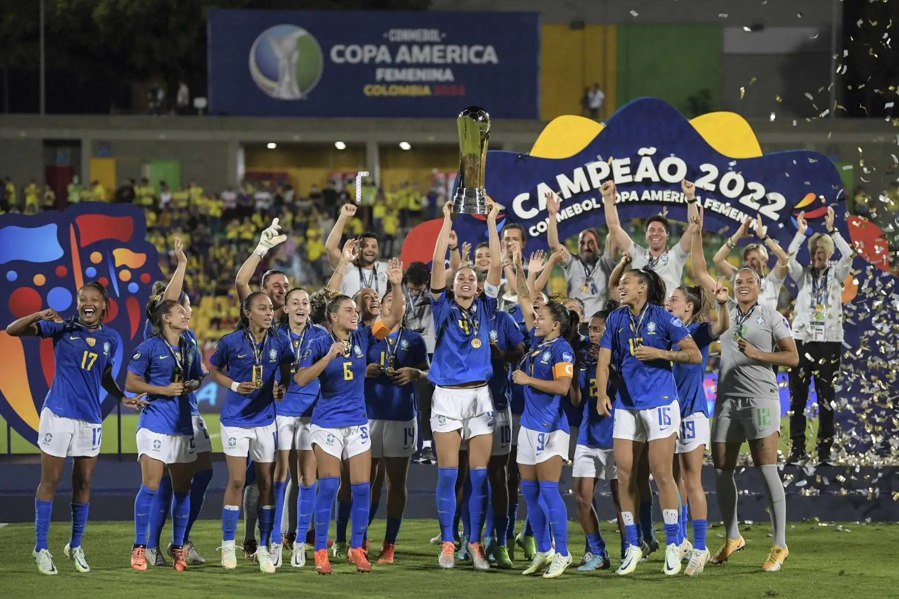 Las jugadoras de Brasil celebran con el trofeo después de ganar el partido final del torneo de fútbol femenino de la Copa América Conmebol 2022. Foto: AFP