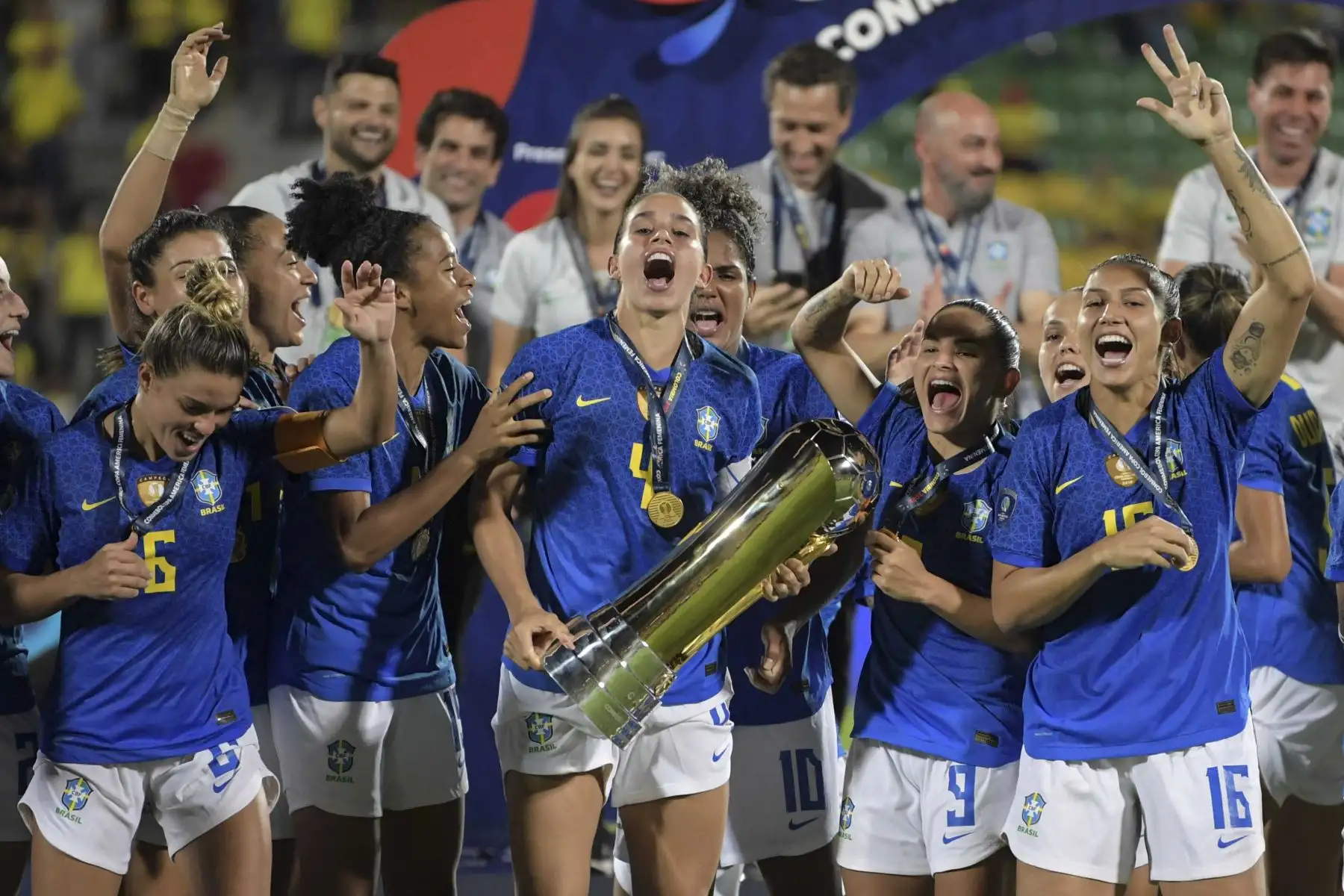 Las jugadoras de Brasil celebran con el trofeo después de ganar el partido final del torneo de fútbol femenino de la Copa América Conmebol 2022. Foto: AFP