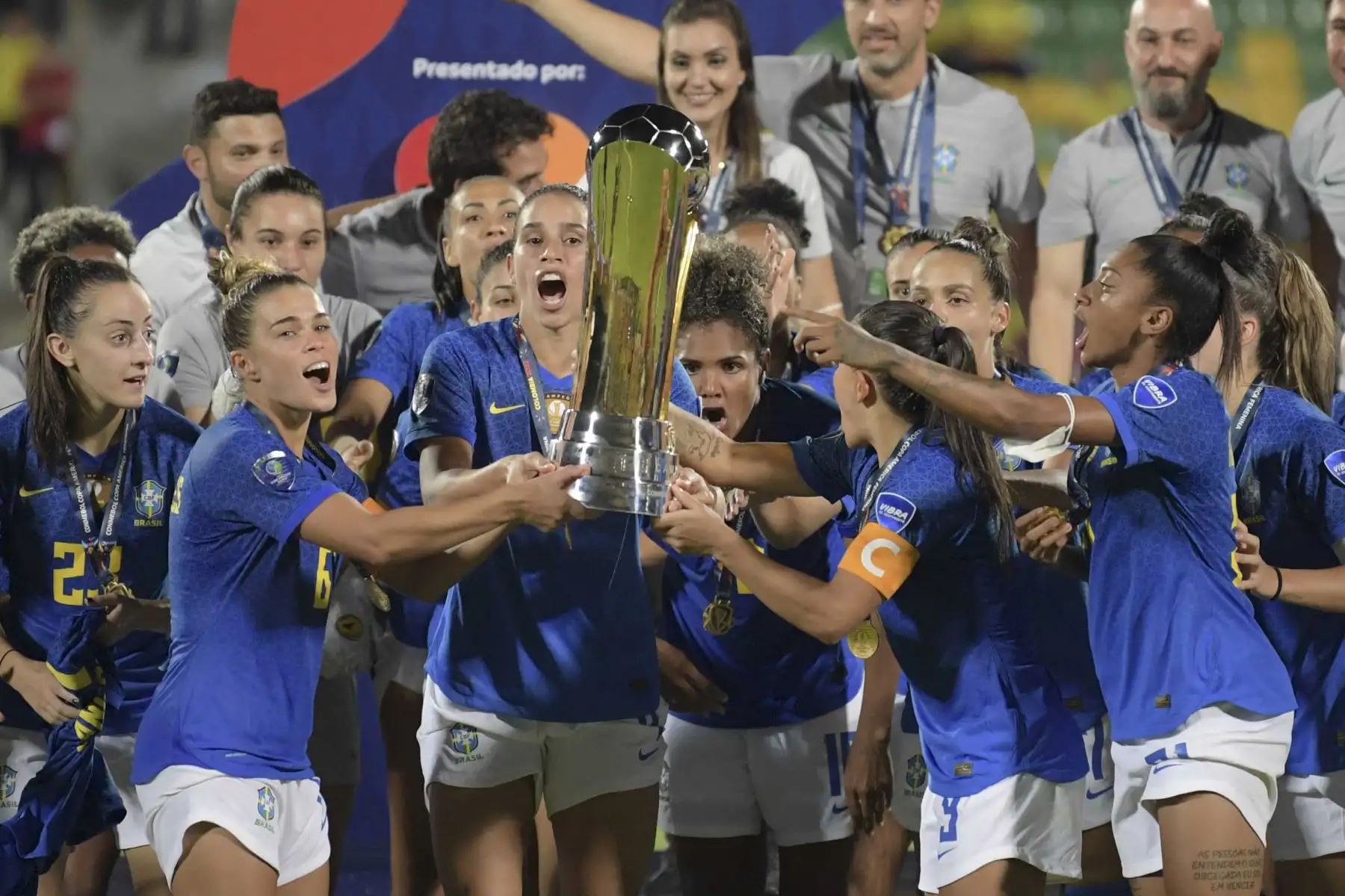 Las jugadoras de Brasil celebran con el trofeo después de ganar el partido final del torneo de fútbol femenino de la Copa América Conmebol 2022. Foto: AFP