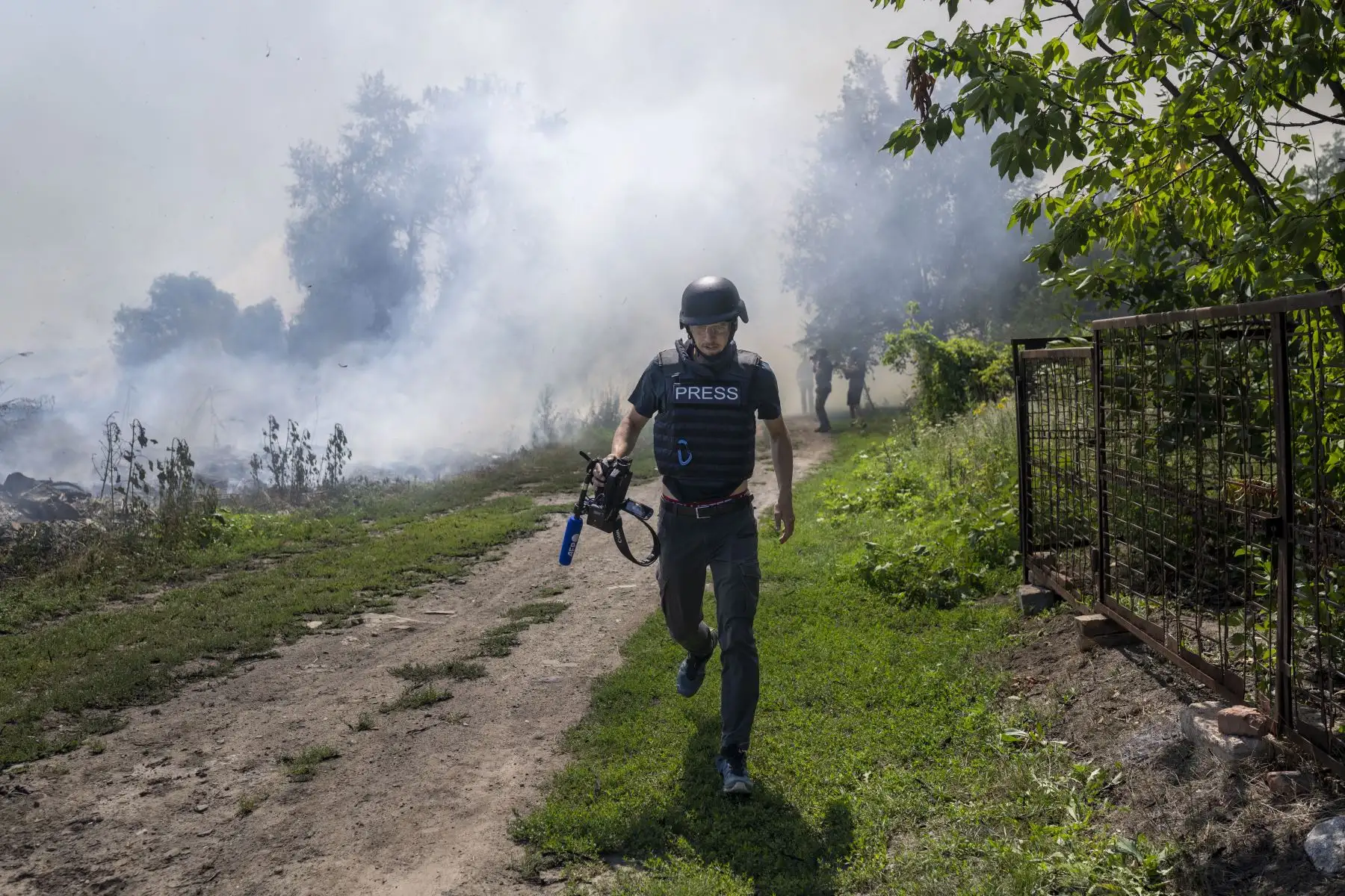 Un periodista de la AFP corre mientras el humo se eleva tras un bombardeo en Bajmut, en el este de Ucrania.
Foto: AFP