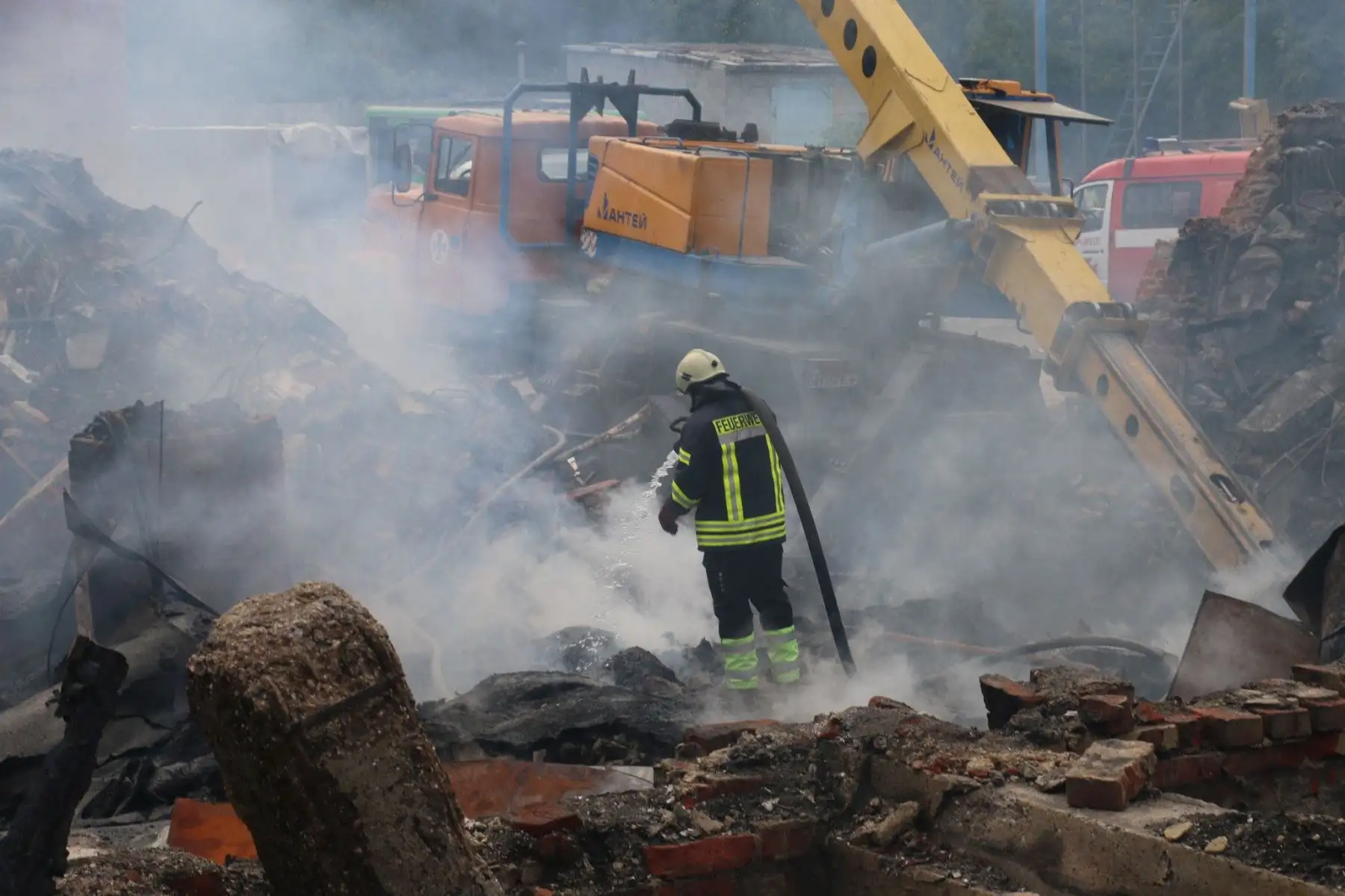 Esta foto del folleto tomada y publicada por el Servicio de Emergencia de Ucrania, muestra a un bombero apagando un incendio en un edificio después de un bombardeo en Kharkiv, en medio de la invasión rusa de Ucrania.
Foto: AFP