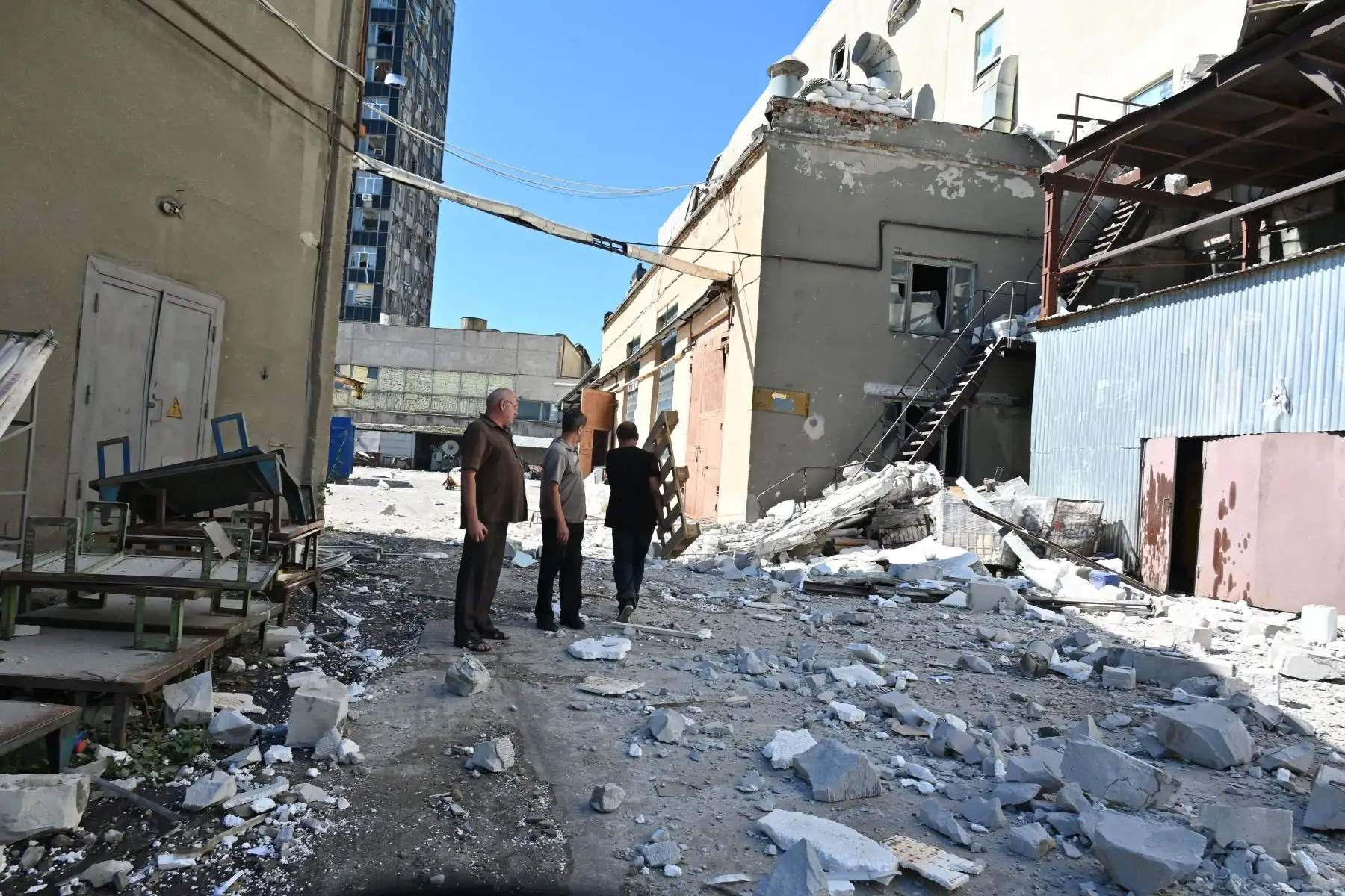 La gente examina una Casa de Prensa, un complejo de una imprenta, oficinas editoriales y tiendas en Kharkiv dañadas por el ataque con misiles.
Foto: AFP