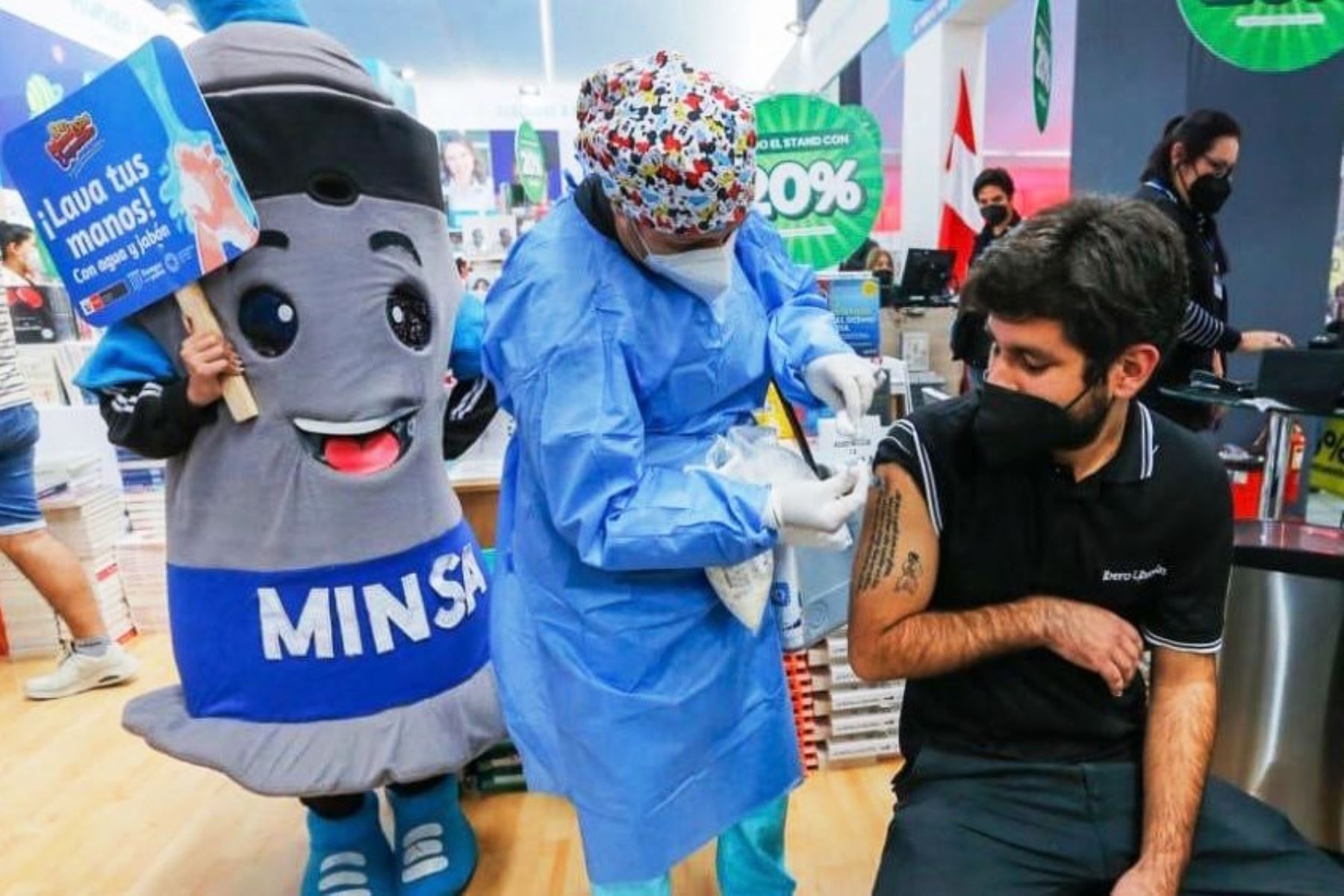 Covid-19: Minsa instala punto de vacunación en la Feria Internacional del Libro. Foto: ANDINA/Difusión.