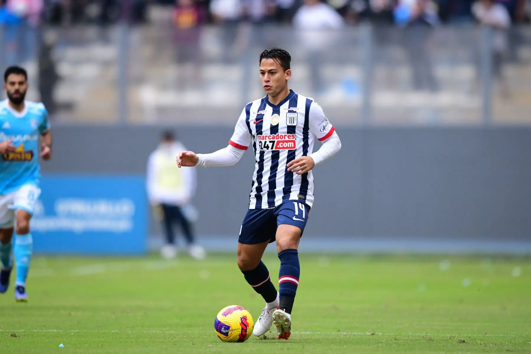 Cristian Benavente de Alianza Lima controla el balón durante partido frente a Sporting Cristal por la quinta fecha del Torneo Clausura de la Liga 1, en el Estadio Nacional. Foto: Liga 1