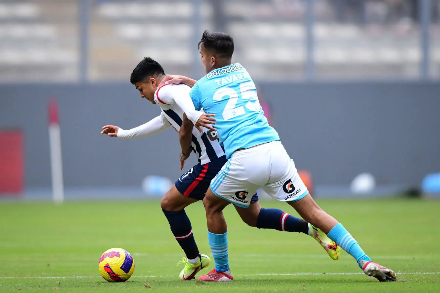Martín Távara de Sporting Cristal marca a su rival de Alianza Lima durante partido por la quinta fecha del Torneo Clausura de la Liga 1, en el Estadio Nacional. Foto: Liga 1