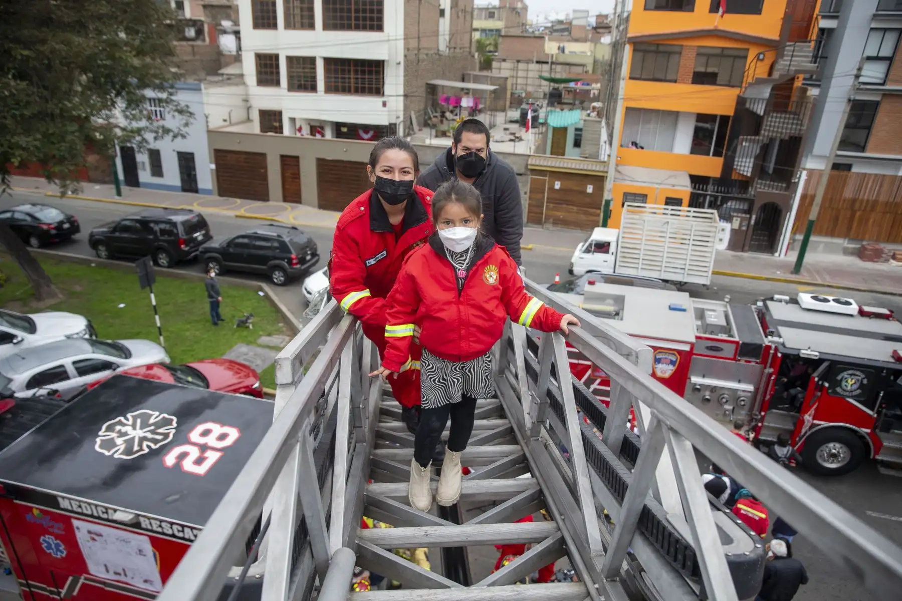 Con la finalidad de prevenir accidentes en el hogar, así como conocer primeros auxilios básicos, la Compañía de Bomberos Miraflores 28, abrió sus puertas a los vecinos de Miraflores y distritos aledaños para que puedan conocer de cerca el trabajo que realizan. Foto: ANDINA/Carla Patiño