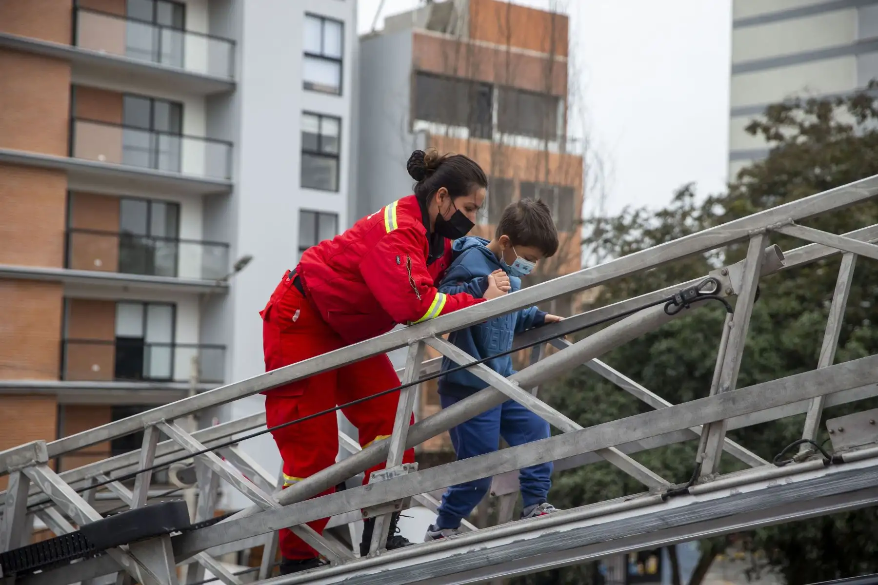 Con la finalidad de prevenir accidentes en el hogar, así como conocer primeros auxilios básicos, la Compañía de Bomberos Miraflores 28, abrió sus puertas a los vecinos de Miraflores y distritos aledaños para que puedan conocer de cerca el trabajo que realizan. Foto: ANDINA/Carla Patiño