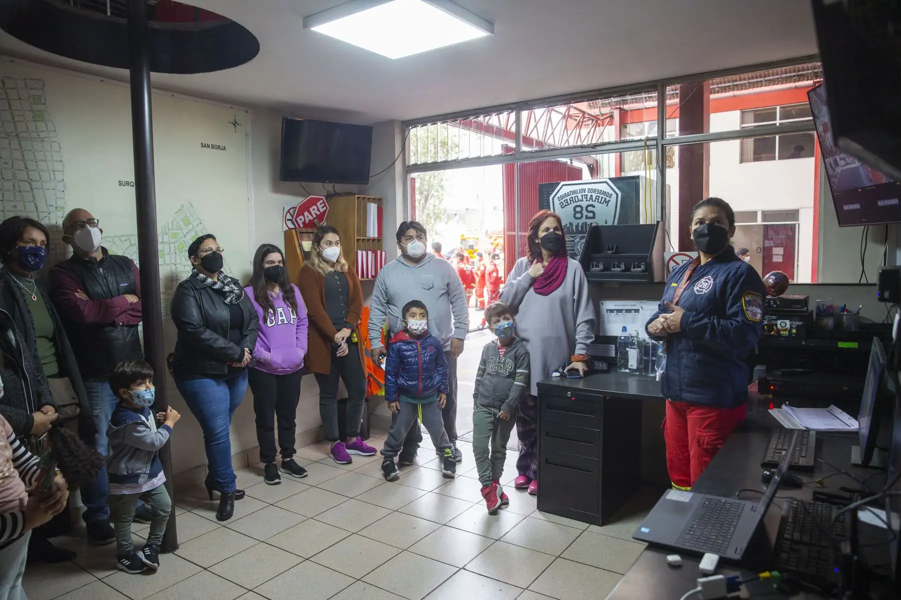 Con la finalidad de prevenir accidentes en el hogar, así como conocer primeros auxilios básicos, la Compañía de Bomberos Miraflores 28, abrió sus puertas a los vecinos de Miraflores y distritos aledaños para que puedan conocer de cerca el trabajo que realizan. Foto: ANDINA/Carla Patiño