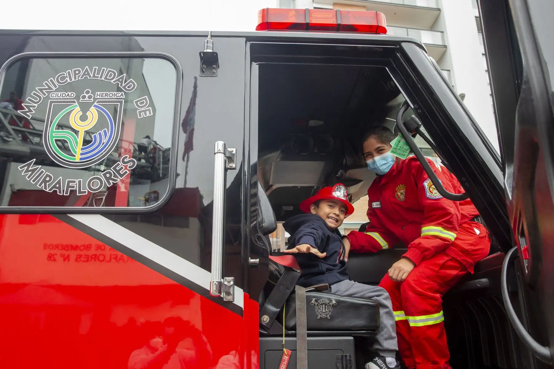 Con la finalidad de prevenir accidentes en el hogar, así como conocer primeros auxilios básicos, la Compañía de Bomberos Miraflores 28, abrió sus puertas a los vecinos de Miraflores y distritos aledaños para que puedan conocer de cerca el trabajo que realizan. Foto: ANDINA/Carla Patiño
