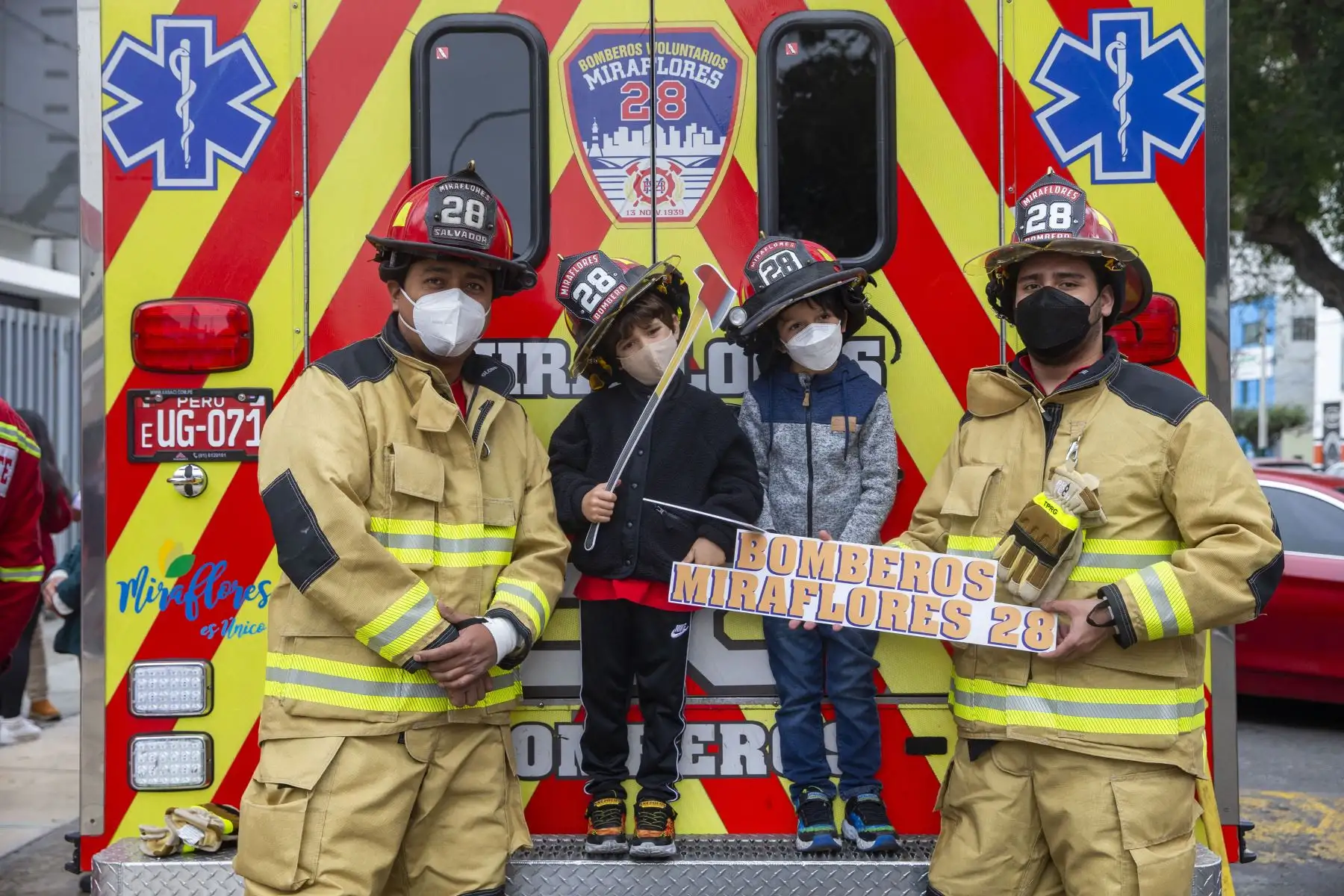 Con la finalidad de prevenir accidentes en el hogar, así como conocer primeros auxilios básicos, la Compañía de Bomberos Miraflores 28, abrió sus puertas a los vecinos de Miraflores y distritos aledaños para que puedan conocer de cerca el trabajo que realizan. Foto: ANDINA/Carla Patiño