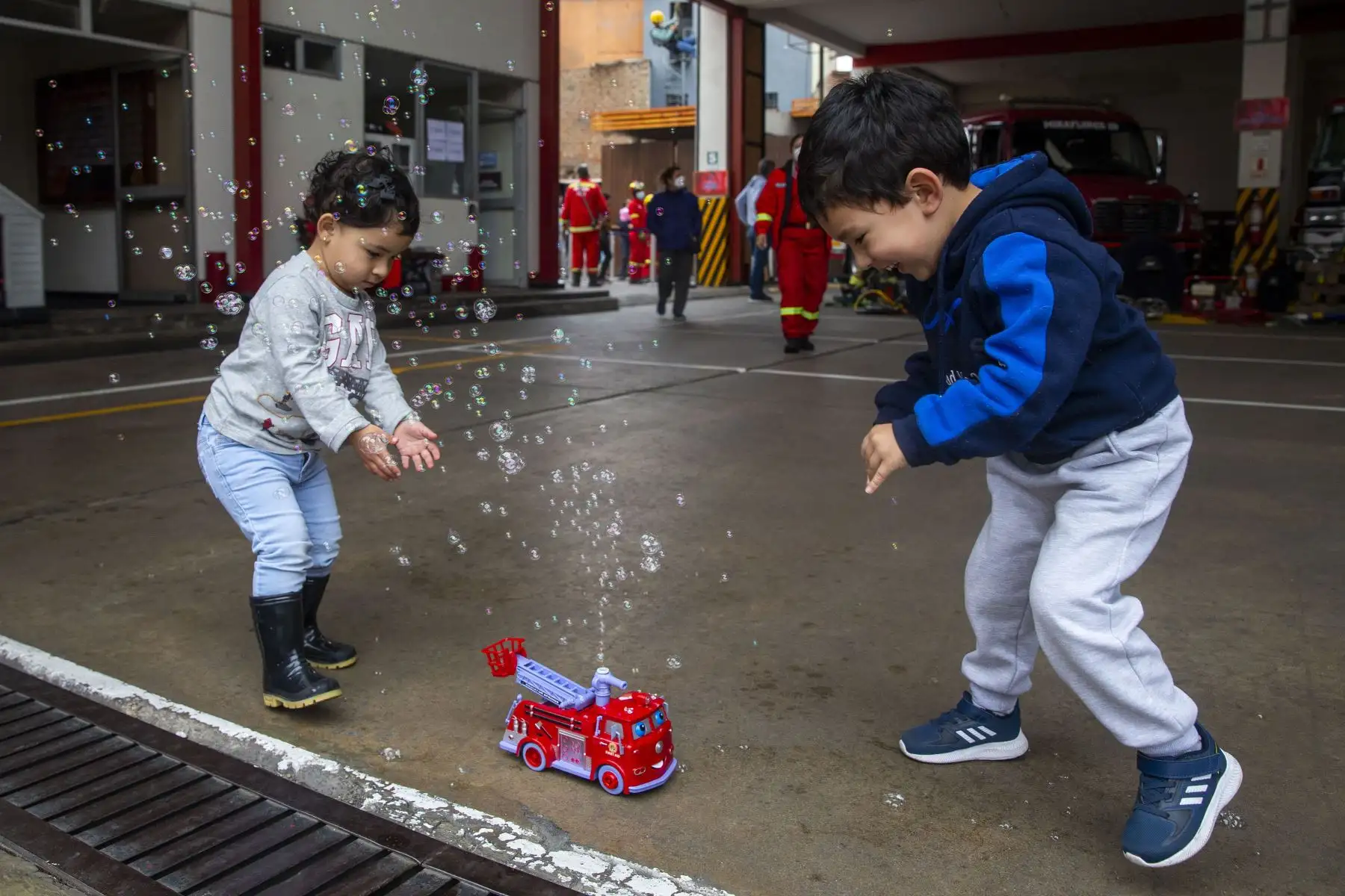 Con la finalidad de prevenir accidentes en el hogar, así como conocer primeros auxilios básicos, la Compañía de Bomberos Miraflores 28, abrió sus puertas a los vecinos de Miraflores y distritos aledaños para que puedan conocer de cerca el trabajo que realizan. Foto: ANDINA/Carla Patiño