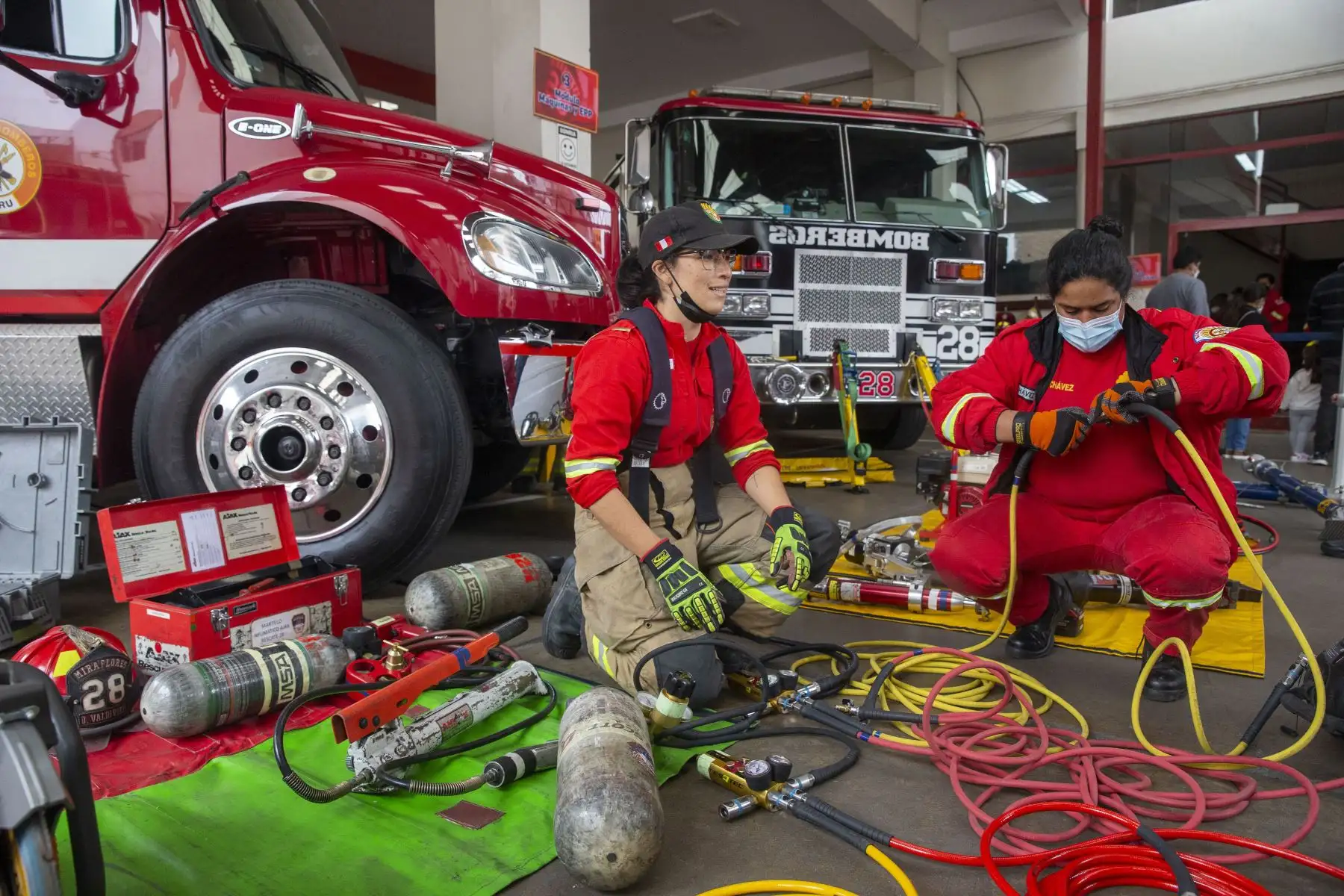 Con la finalidad de prevenir accidentes en el hogar, así como conocer primeros auxilios básicos, la Compañía de Bomberos Miraflores 28, abrió sus puertas a los vecinos de Miraflores y distritos aledaños para que puedan conocer de cerca el trabajo que realizan. Foto: ANDINA/Carla Patiño