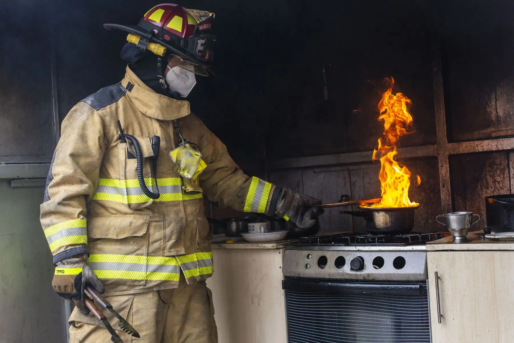 Con la finalidad de prevenir accidentes en el hogar, así como conocer primeros auxilios básicos, la Compañía de Bomberos Miraflores 28, abrió sus puertas a los vecinos de Miraflores y distritos aledaños para que puedan conocer de cerca el trabajo que realizan. Foto: ANDINA/Carla Patiño
