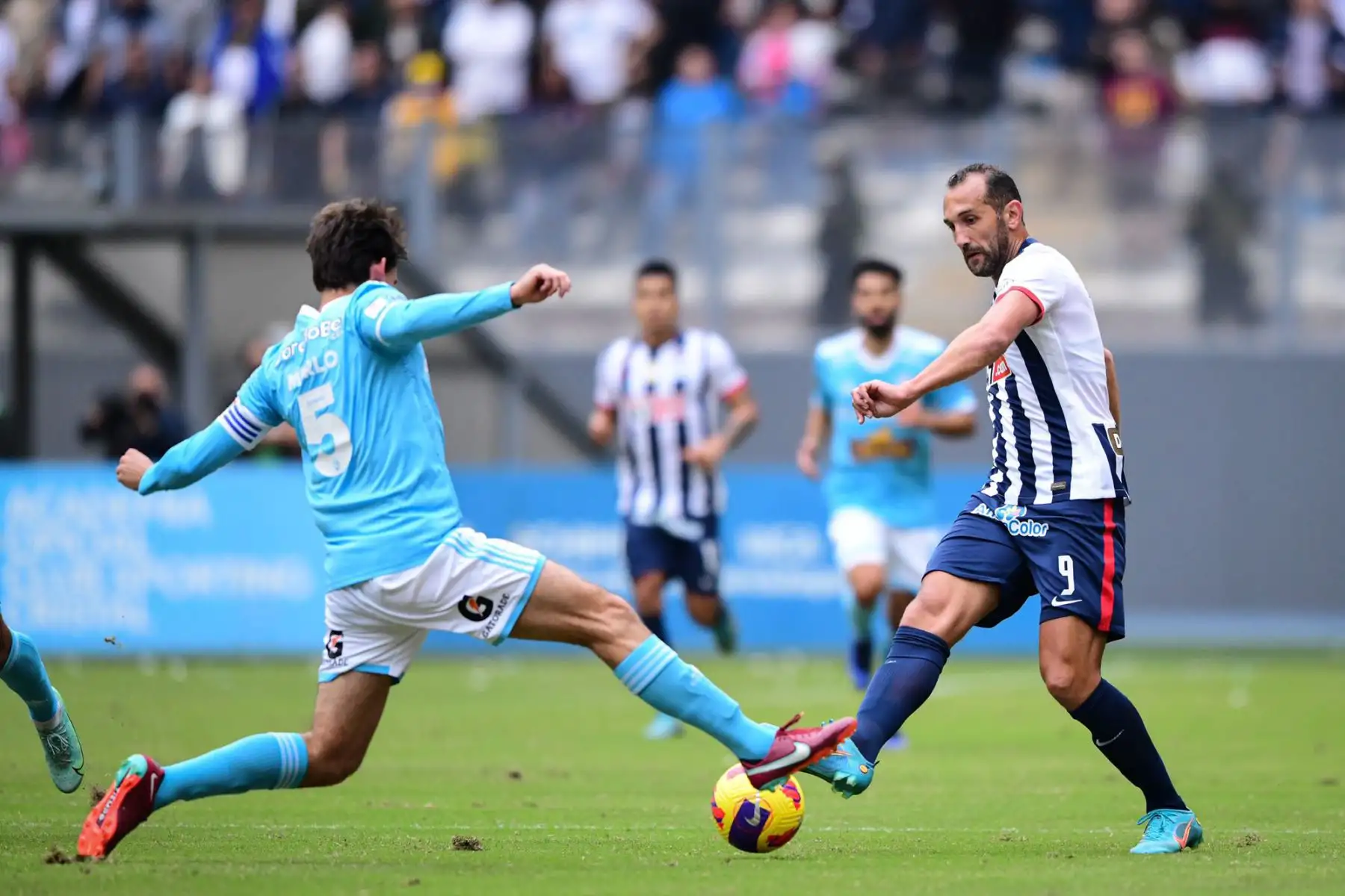 Hernán Barcos de Alianza Lima enfrenta a su rival de Sporting Cristal por la quinta fecha del Torneo Clausura de la Liga 1, en el Estadio Nacional. Foto: Liga 1