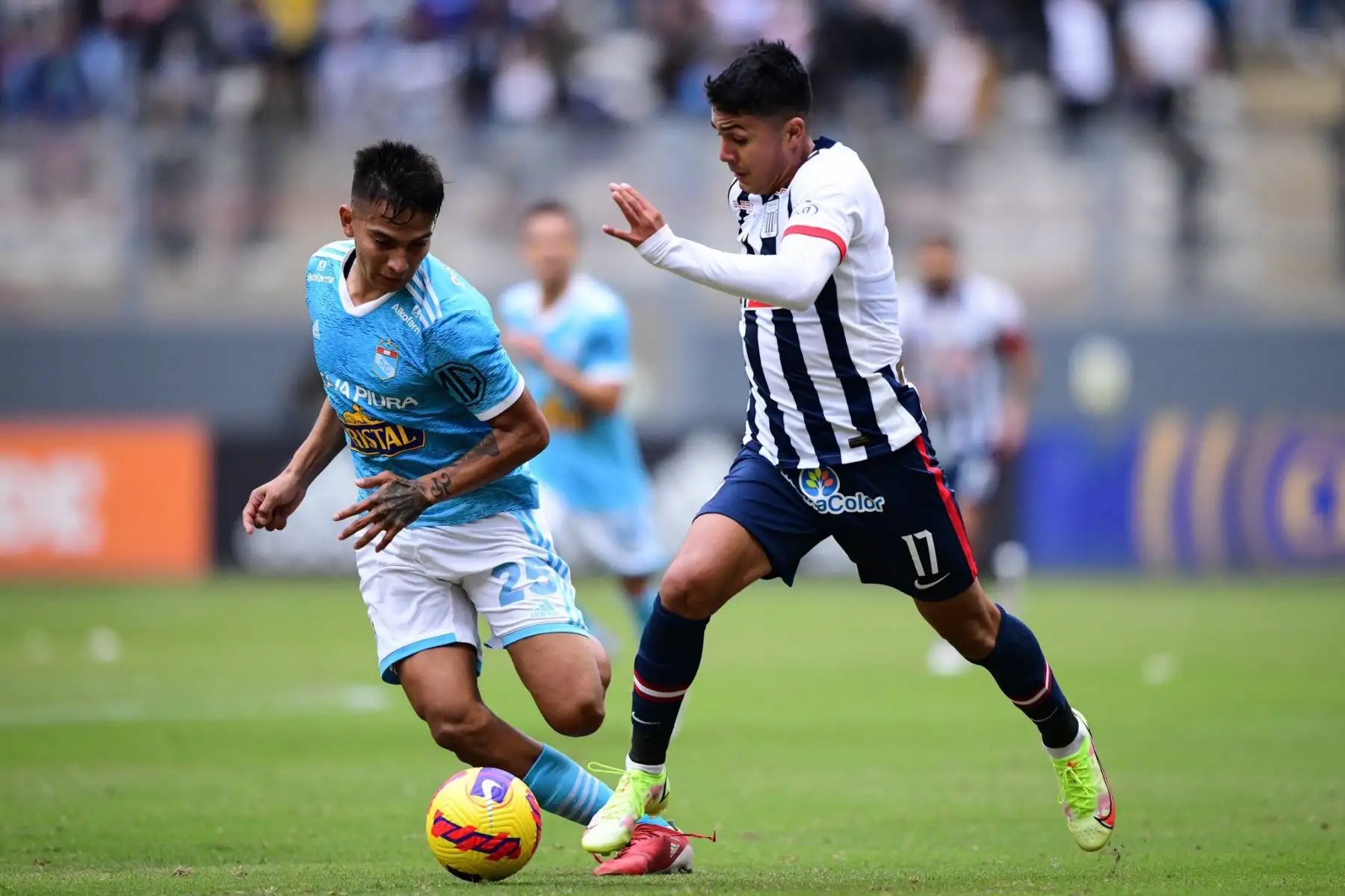 Martín Távara de Sporting Cristal marca a su rival de Alianza Lima durante partido por la quinta fecha del Torneo Clausura de la Liga 1, en el Estadio Nacional. Foto: Liga 1