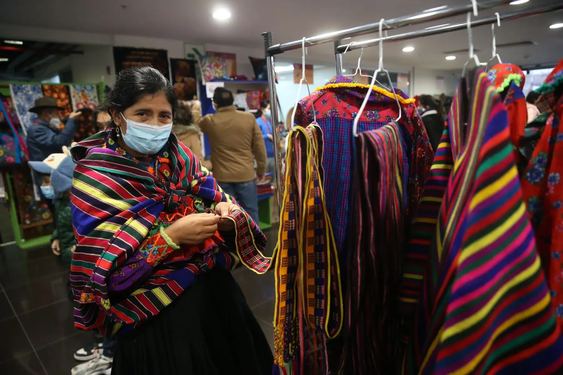 Fueron diez días de fiesta, que se vivieron en esta edición especial de ‘Ruraq maki, hecho a mano’, que llegó a los 15 años y contó con la participación de un total de 116 artesanos de distintas regiones que presentaron lo mejor de su arte, en la sede del Ministerio de Cultura. Foto: ANDINA/Carla Patiño