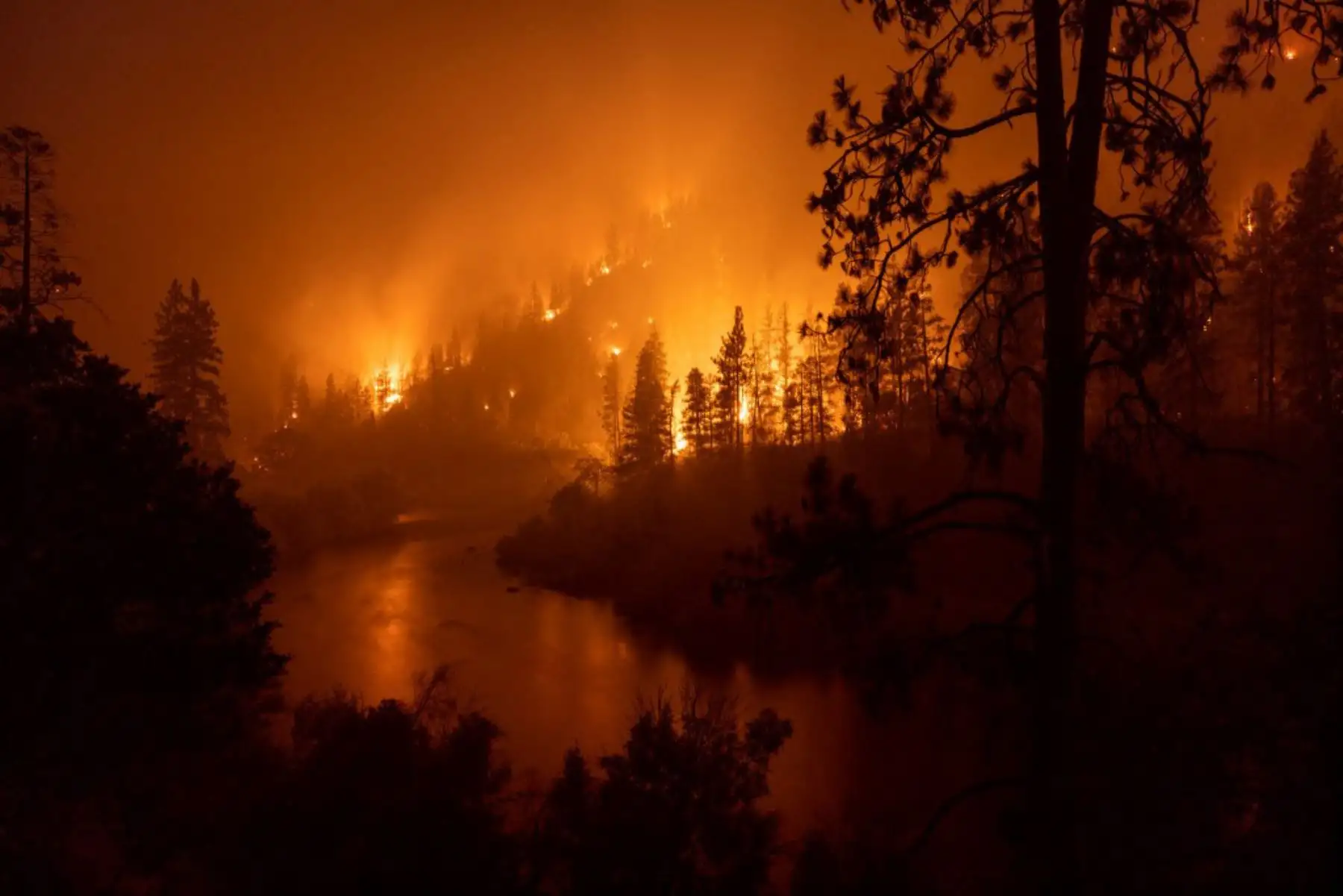 Las llamas arden en el río Klamath durante el Incendio McKinney en el Bosque Nacional Klamath al noroeste de Yreka, California. Foto: AFP