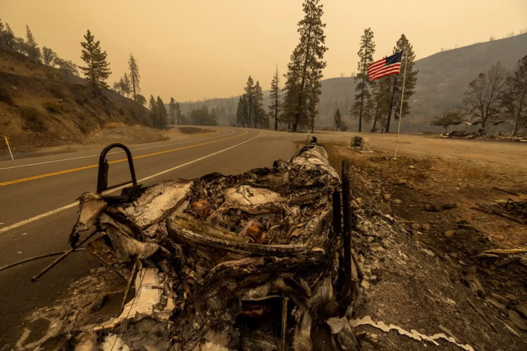 Los restos carbonizados de un bote en un remolque se ven en el Incendio McKinney en el Bosque Nacional Klamath al noroeste de Yreka, California. Foto: AFP