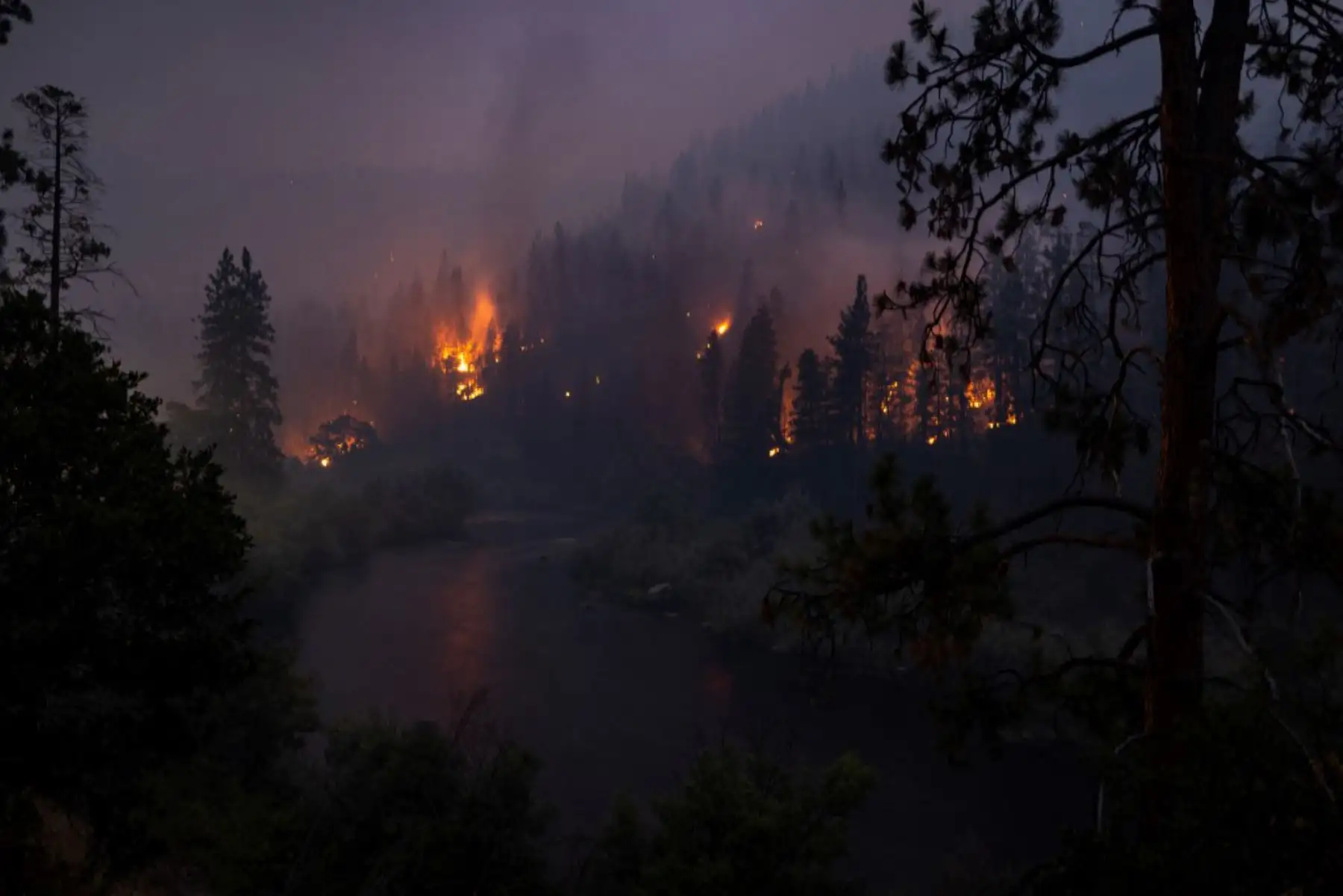 Las llamas arden en el río Klamath durante el Incendio McKinney en el Bosque Nacional Klamath al noroeste de Yreka, California. Foto: AFP