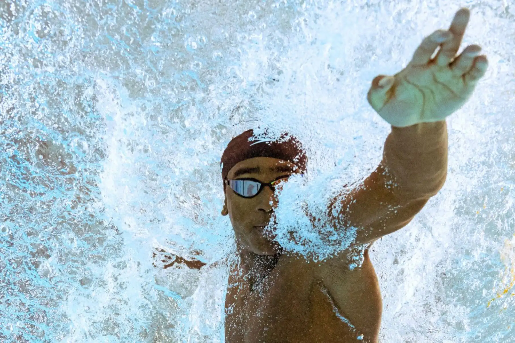 El canadiense Joshua Liendo Edwards compite en la final mixta de natación de relevos de estilo libre de 4x100 m en el Sandwell Aquatics Centre, el primer día de los Juegos de la Commonwealth en Birmingham, centro de Inglaterra. Foto: AFP