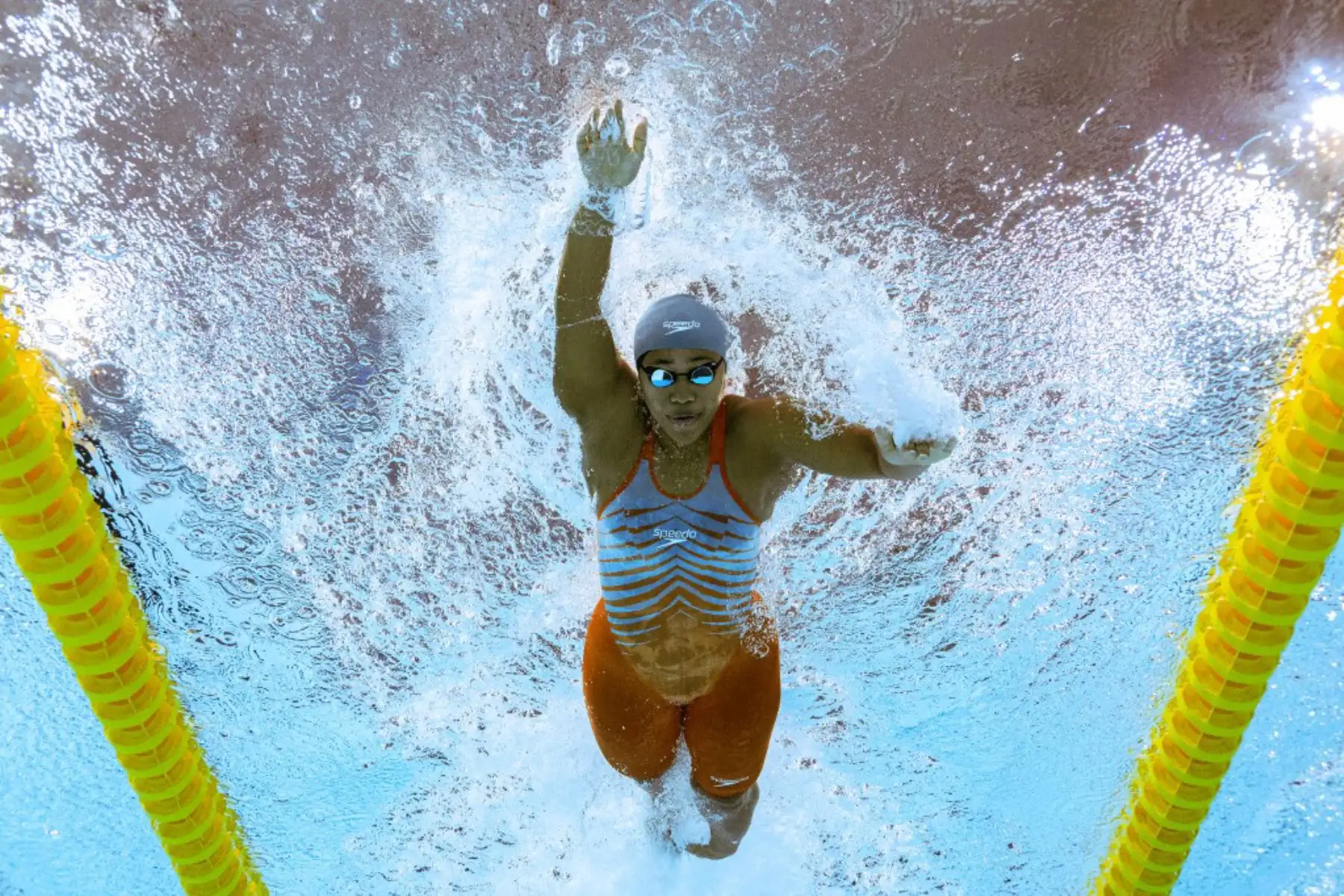 Charissa Panuve de Tongo compite en el evento de natación de las eliminatorias de estilo libre de 100 m femenino en el Centro Acuático Sandwell. Foto: AFP
