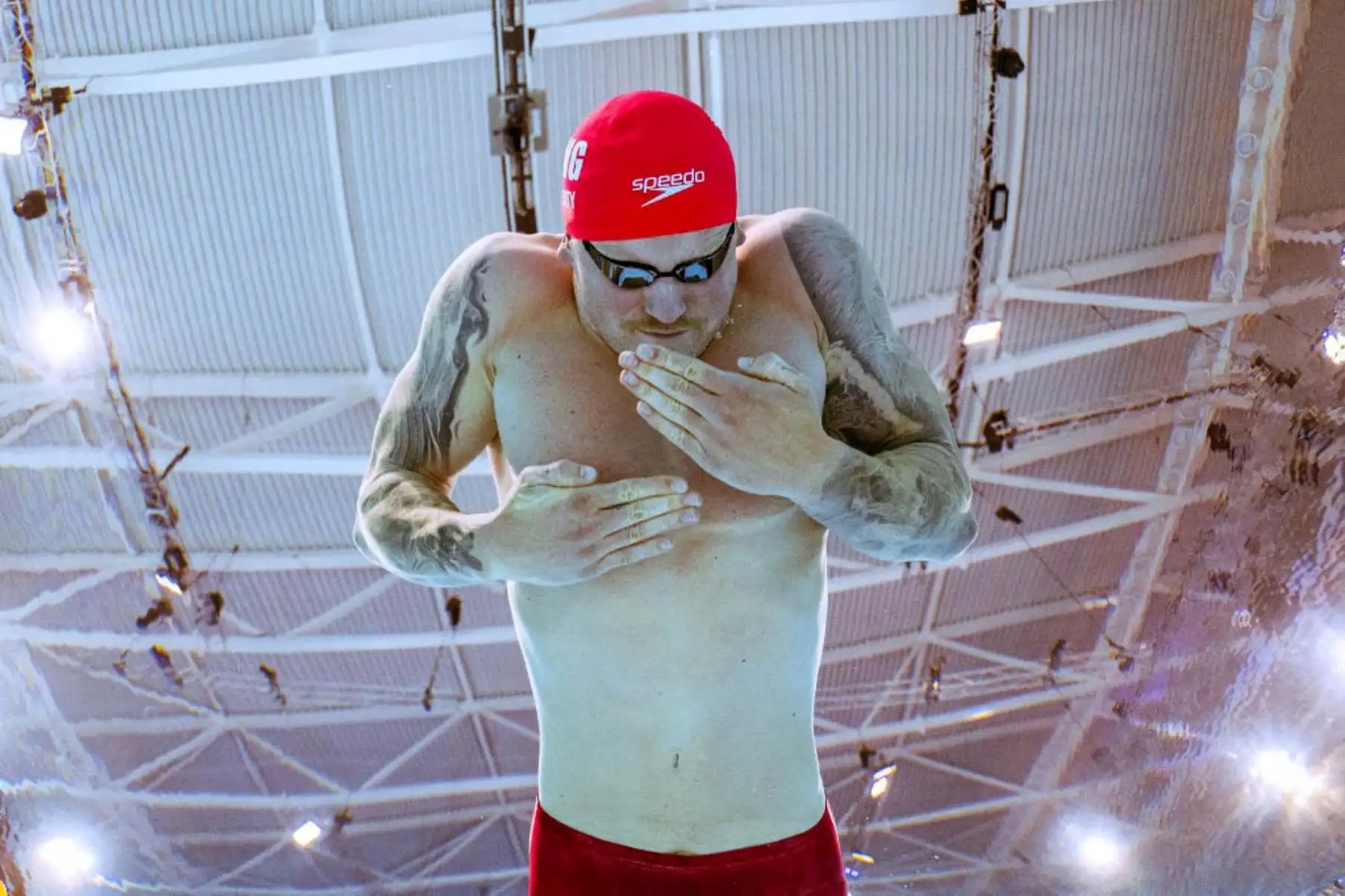 El inglés Adam Peaty compite en la final masculina de natación de 100 m braza en el Sandwell Aquatics Centre. Foto: AFP