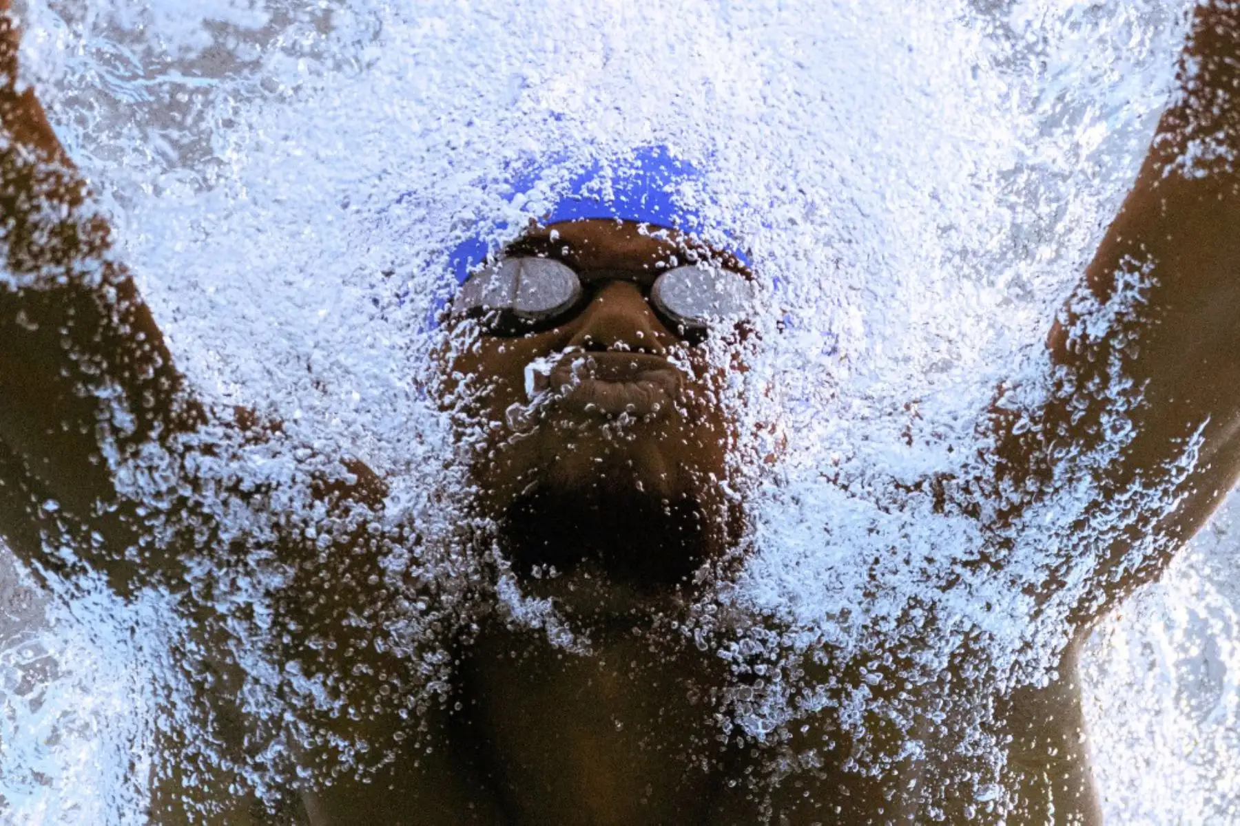 Mohamed Kamara, de Sierra Leona, compite en el evento de natación de 50 m braza en el Sandwell Aquatics Centre, el cuarto día de los Juegos de la Commonwealth en Birmingham. Foto: AFP