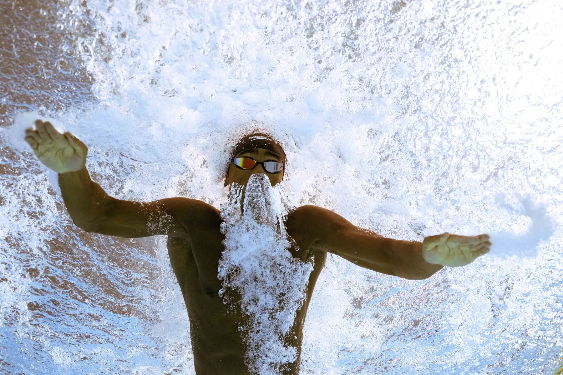 El canadiense Joshua Liendo Edwards compite en el evento de natación de 100 metros mariposa en el Sandwell Aquatics Centre. Foto: AFP