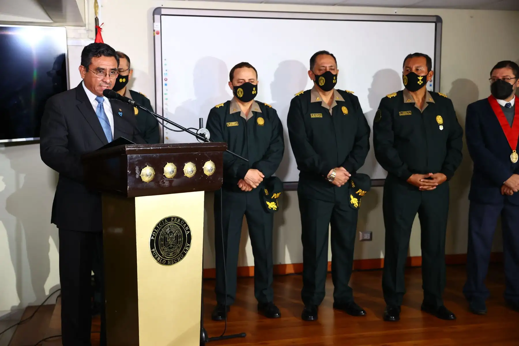 A la actividad asisten el comandante general de la Policía Nacional, General de Policía Luis Vera Llerena; el jefe de la Dirección Antidrogas, Gral. PNP Deny Rodríguez; entre otras autoridades de la institución policial. Foto: ANDINA/ Andrés Valle
