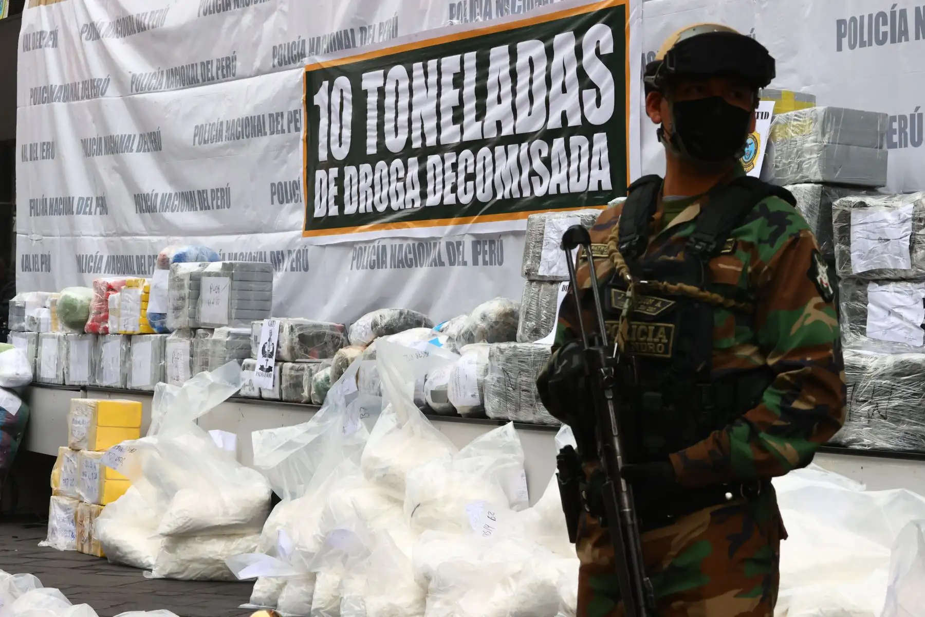 El ministro del Interior, Willy Huerta Olivas, presenta los resultados de últimos operativos antidrogas realizados a nivel nacional. Durante estas acciones policiales se decomisaron diversos tipos de droga ilícita e insumos químicos; y también se destruyeron laboratorios clandestinos. Foto: ANDINA/ Andrés Valle