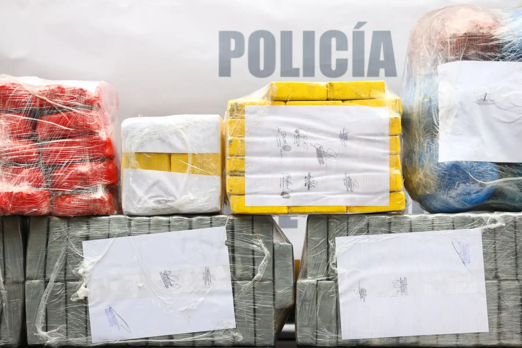Se decomisaron diversos tipos de droga ilícita e insumos químicos; y también se destruyeron laboratorios clandestinos. Estos operativos se llevaron a cabo en el Callao, Ayacucho, Cusco, Ucayali e Ica; así como en el estado de Amazonas, en Brasil. Foto: ANDINA/ Andrés Valle
