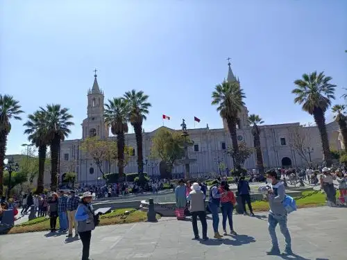 Arequipa está de fiesta, con el izamiento de la bandera de la ciudad y el paseo del Estandarte, la Ciudad Blanca inició los festejos por el aniversario 482 de fundación española. ANDINA/Difusión