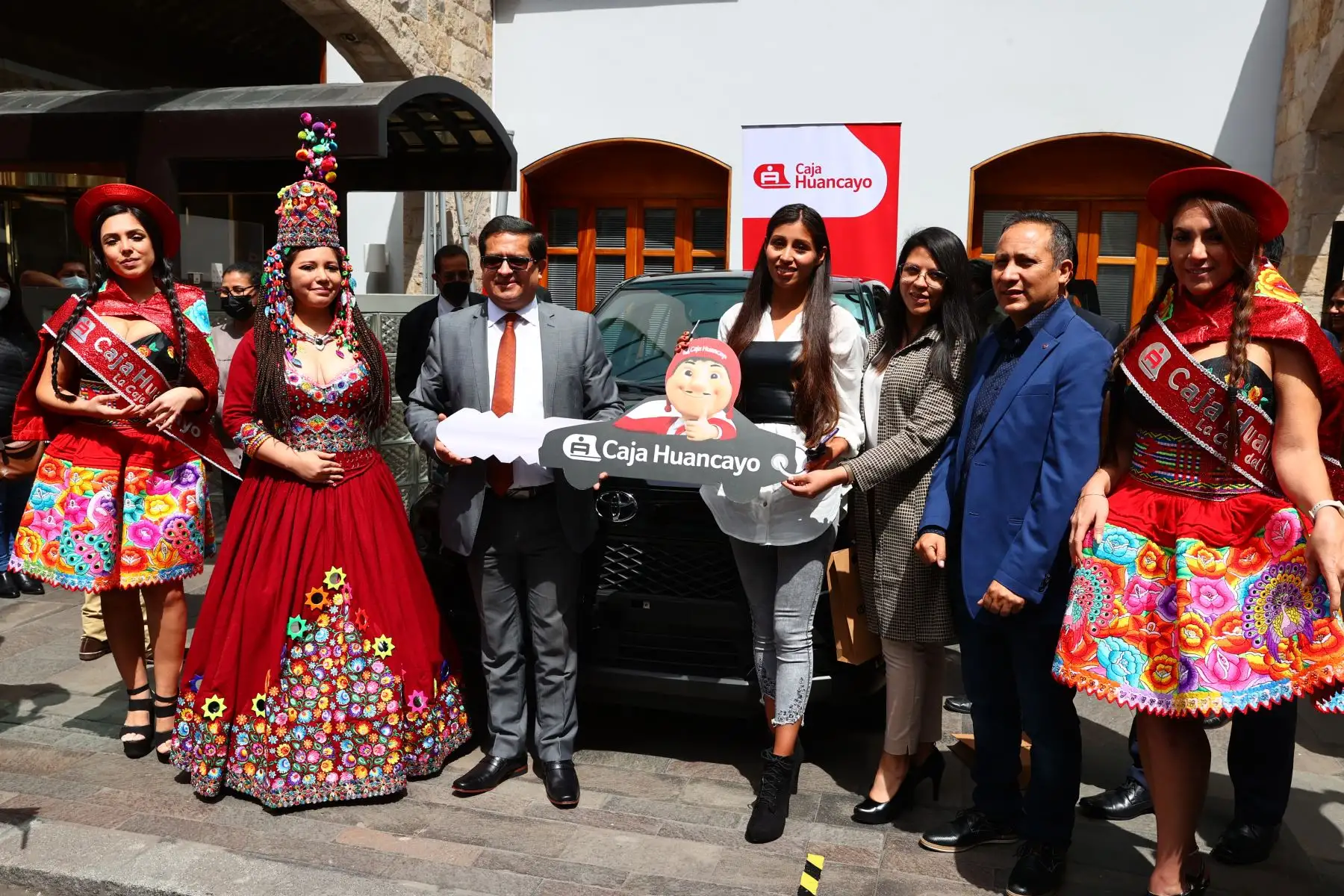 La caja Huancayo, premió a la atleta Kimberly García con un auto último modelo, premio que de le otorga por llevar en alto a nuestro país y hacer sentir orgullosos a todos los huancaínos, tierra que la vio nacer. Foto: ANDINA/ Andrés Valle