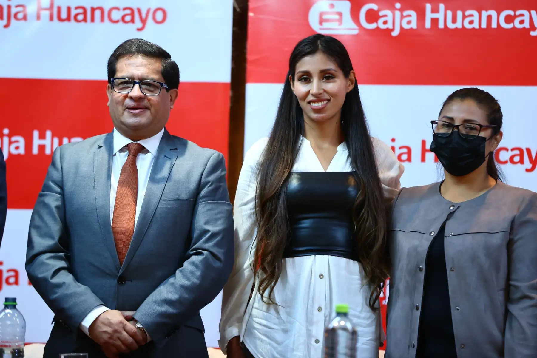 La caja Huancayo, premió a la atleta Kimberly García con un auto último modelo, premio que de le otorga por llevar en alto a nuestro país y hacer sentir orgullosos a todos los huancaínos, tierra que la vio nacer. Foto: ANDINA/ Andrés Valle