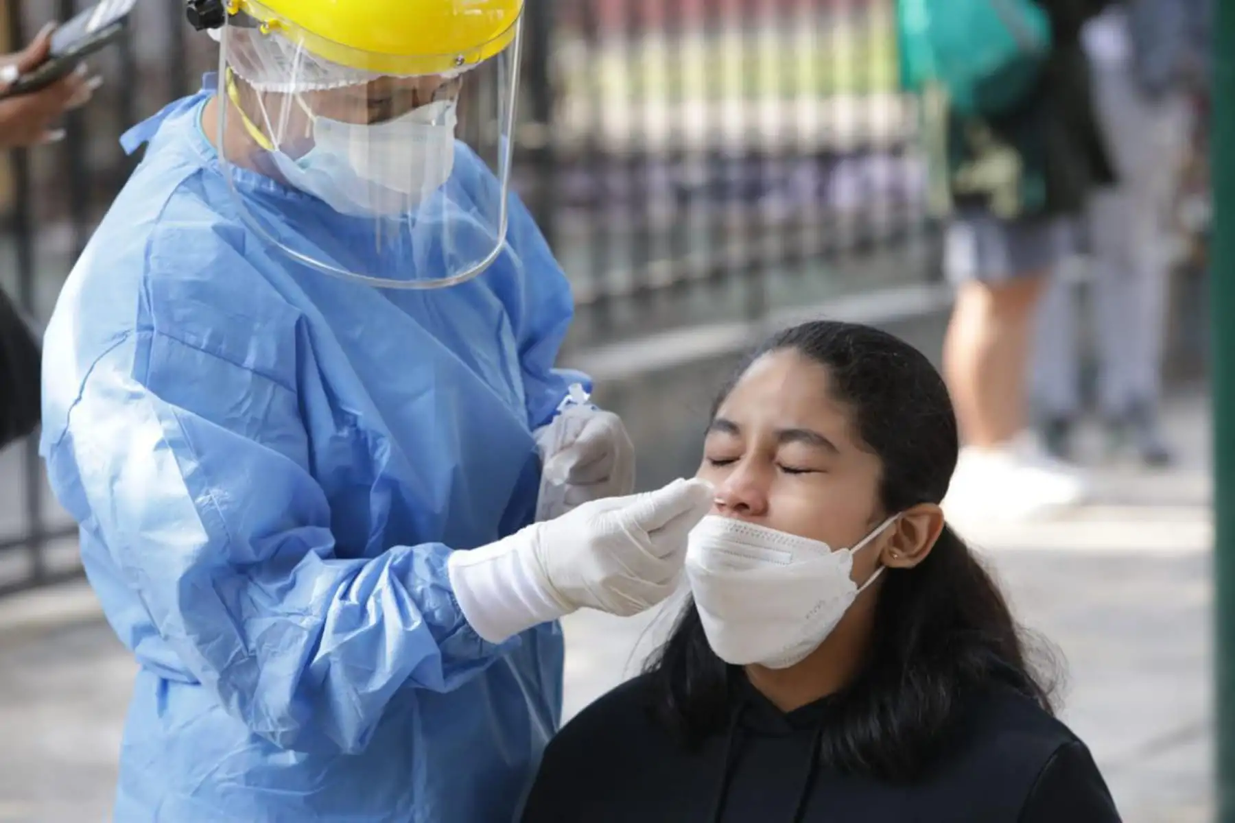 Ante la aparición de nuevas variantes de ómicron e incremento de casos, EsSalud exhorta a la población a vacunarse o completar su esquema de vacunación contra el covid-19 y considera que la vacuna es el mejor escudo de protección para evitar cuadros graves de la temida enfermedad que puede causar la muerte.
Foto: EsSalud