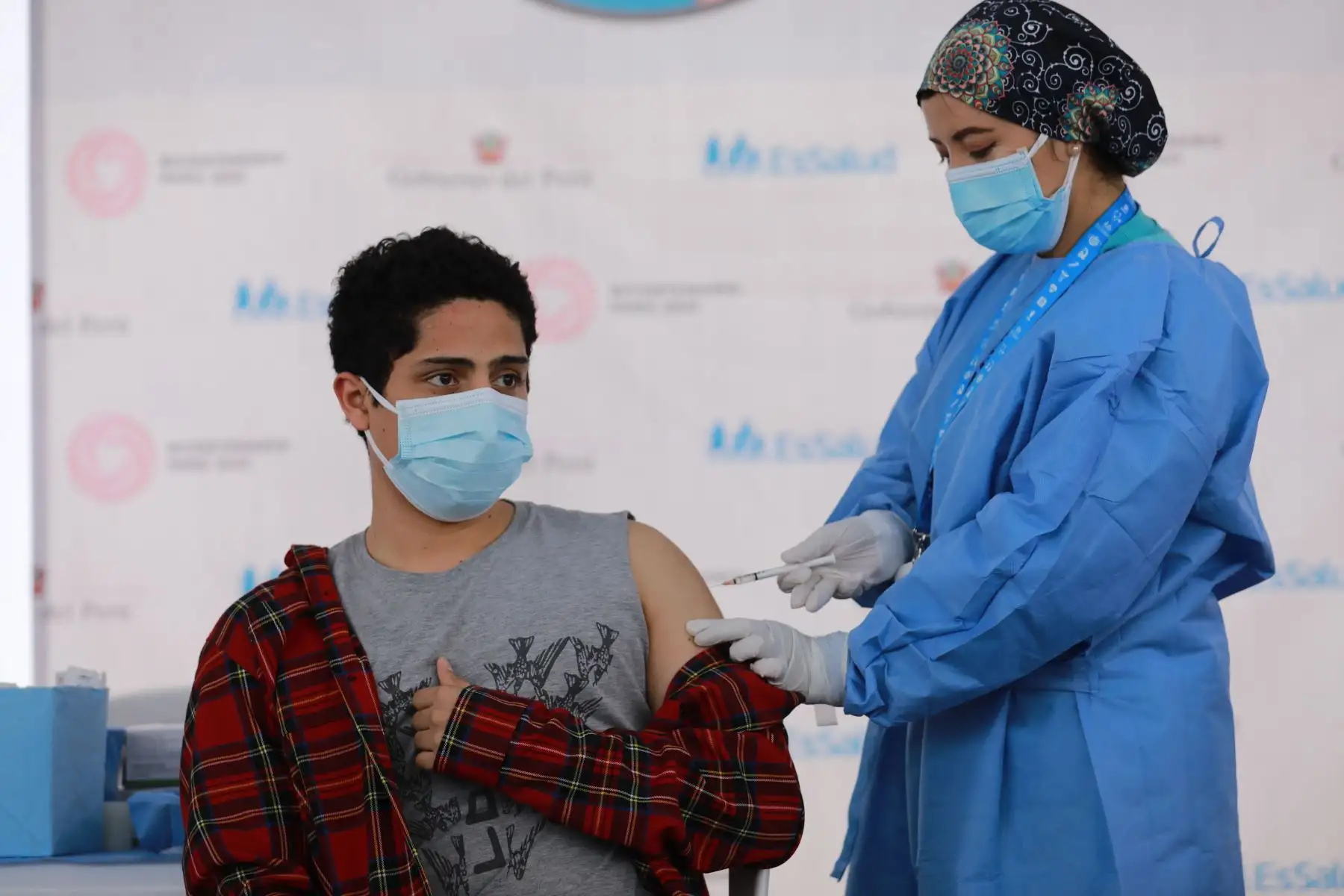 Ante la aparición de nuevas variantes de ómicron e incremento de casos, EsSalud exhorta a la población a vacunarse o completar su esquema de vacunación contra el covid-19 y considera que la vacuna es el mejor escudo de protección para evitar cuadros graves de la temida enfermedad que puede causar la muerte.
Foto: EsSalud