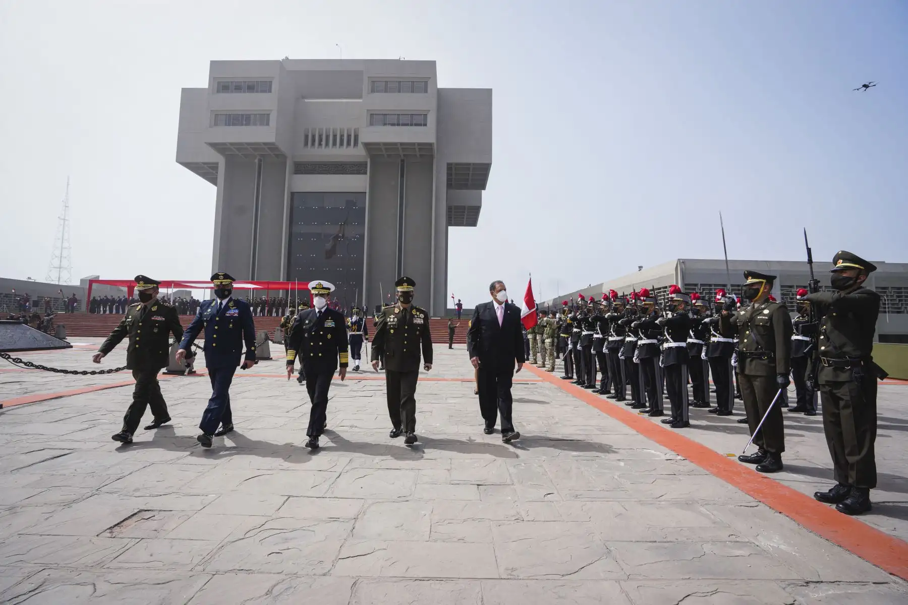 El ministro de Defensa, José Luis Gavidia , preside la ceremonia por el Aniversario 81° de la Campaña Militar de 1941, en el Cuartel General del Ejército, en presencia de los excombatientes que lucharon en esta victoriosa gesta.
Foto: Mindef