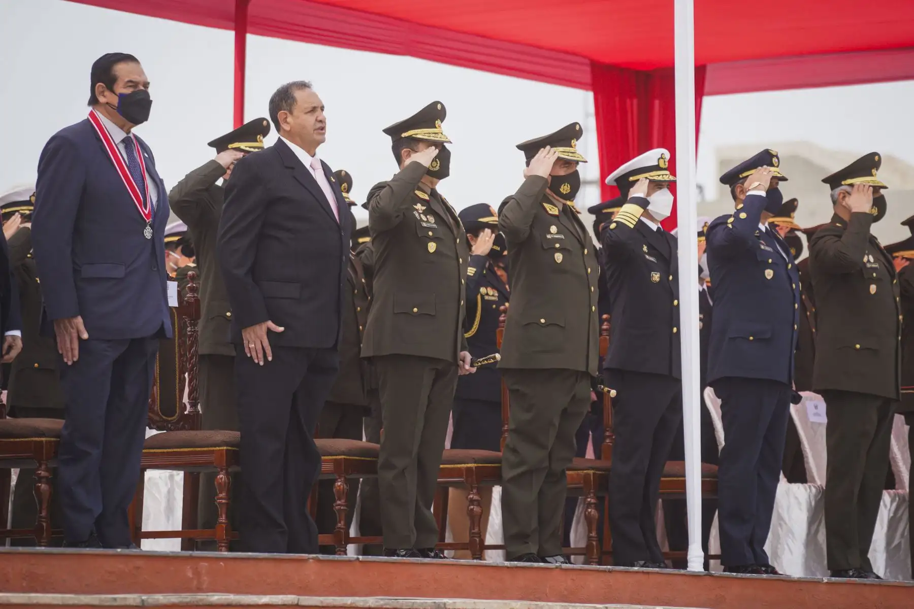 El ministro de Defensa, José Luis Gavidia , preside la ceremonia por el Aniversario 81° de la Campaña Militar de 1941, en el Cuartel General del Ejército, en presencia de los excombatientes que lucharon en esta victoriosa gesta.
Foto: Mindef