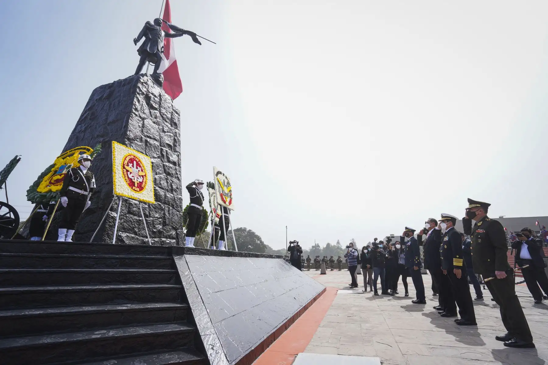 El ministro de Defensa, José Luis Gavidia , preside la ceremonia por el Aniversario 81° de la Campaña Militar de 1941, en el Cuartel General del Ejército, en presencia de los excombatientes que lucharon en esta victoriosa gesta.
Foto: Mindef